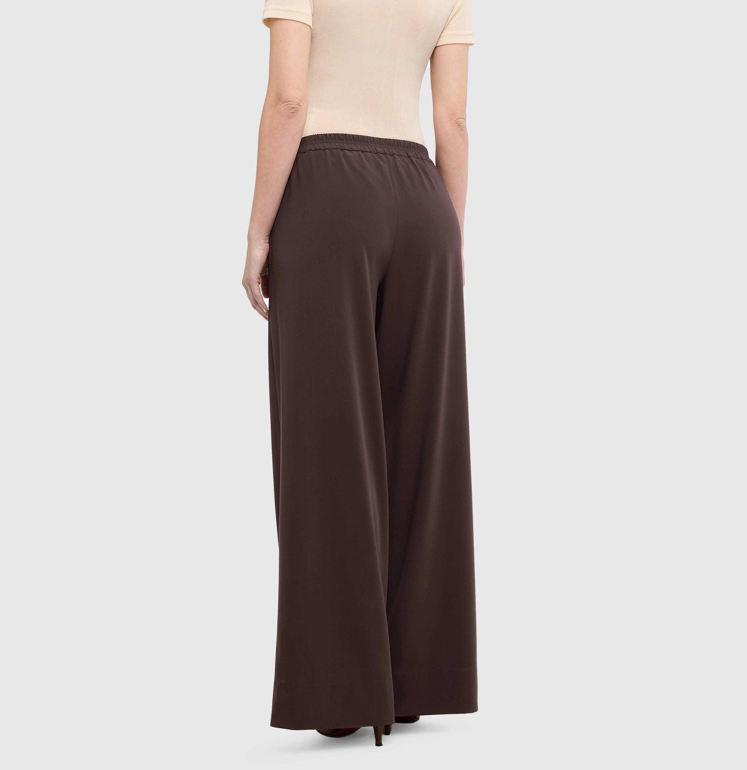 Wide, flowing trousers made of floating crepe. | CORALIE | truffle brown | Back view of model