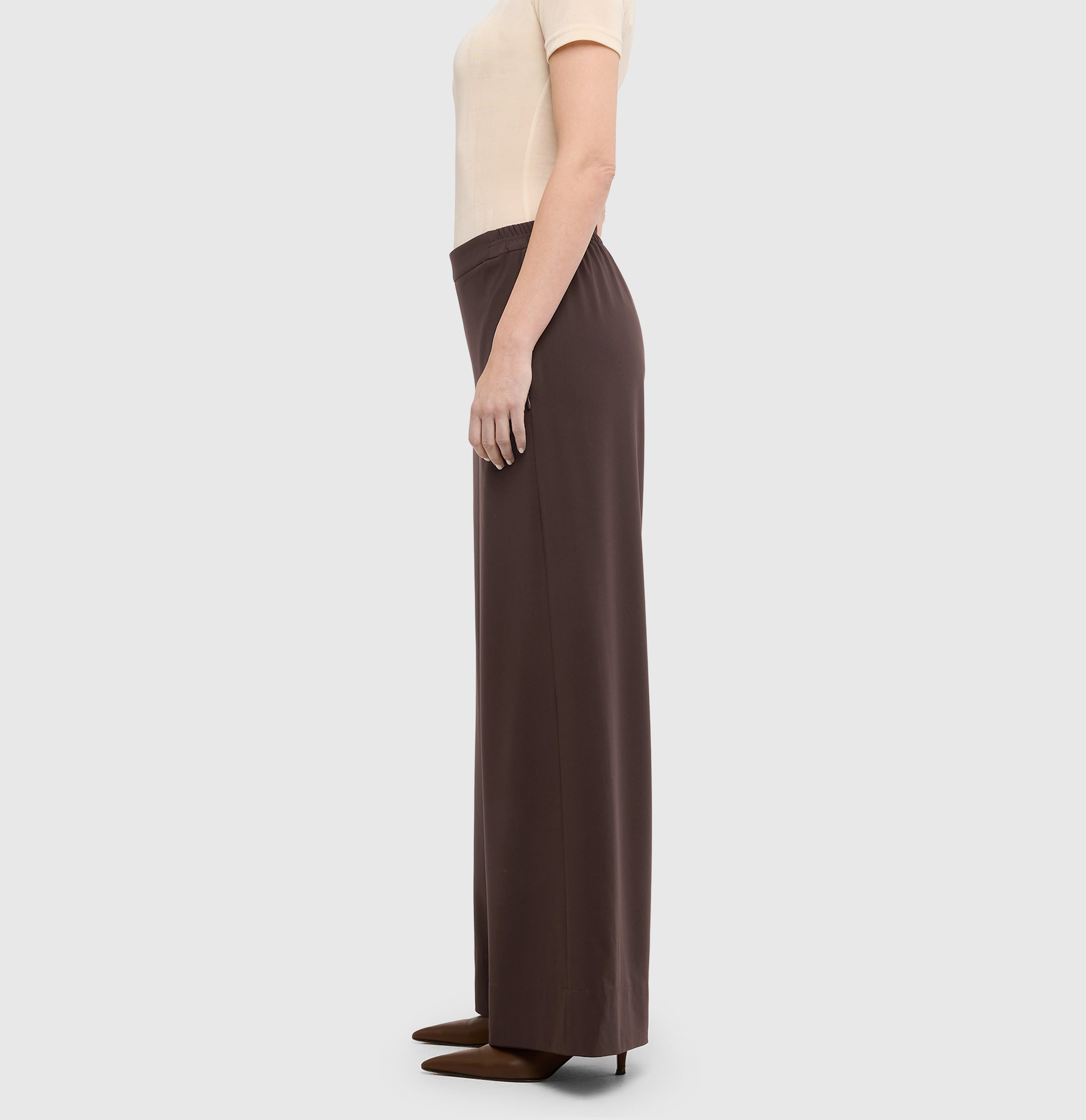 Wide, flowing trousers made of floating crepe. | CORALIE | truffle brown | Side view of model