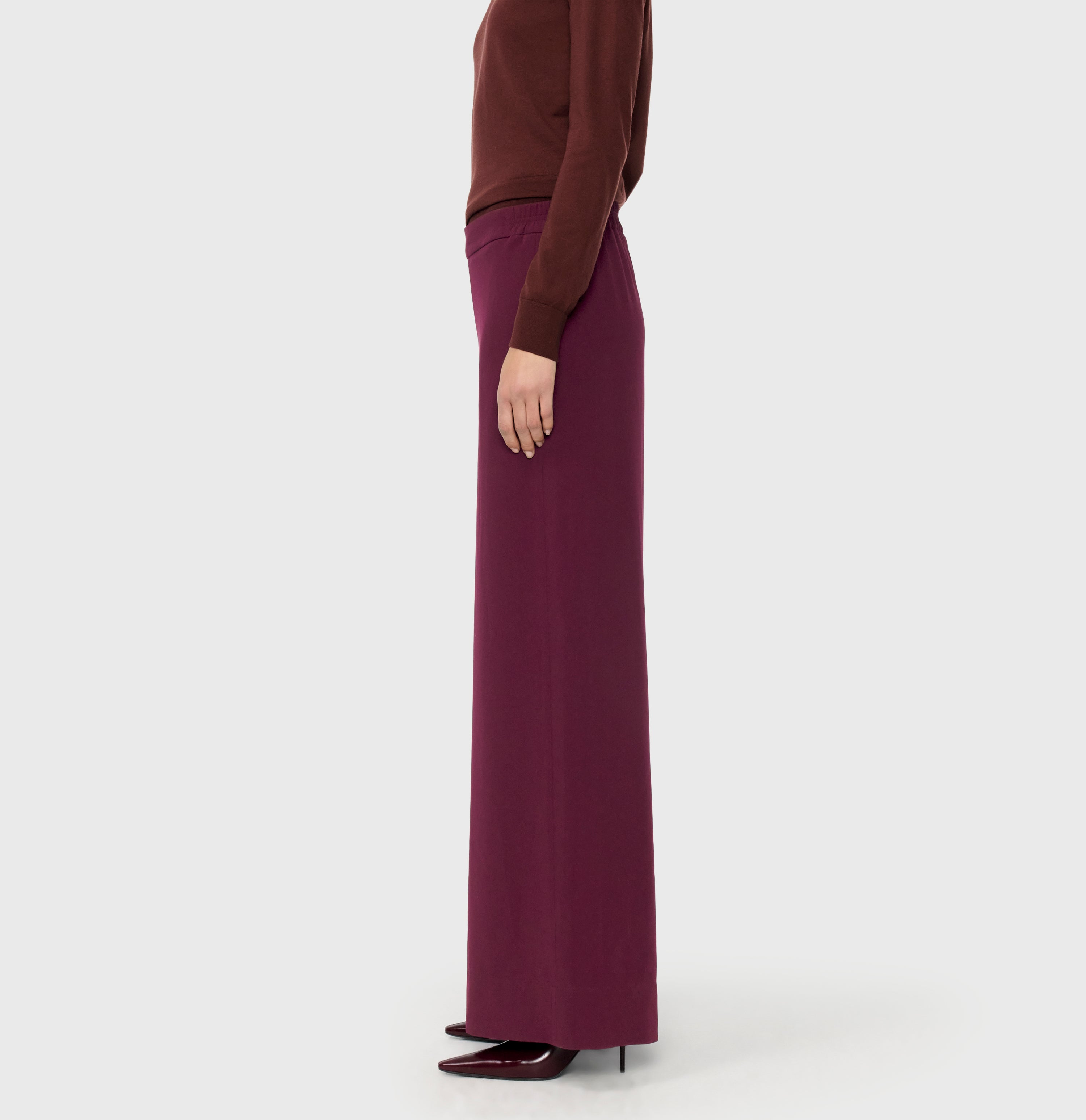 Wide, flowing trousers made of floating crepe. | CORALIE | fig | Side view of model