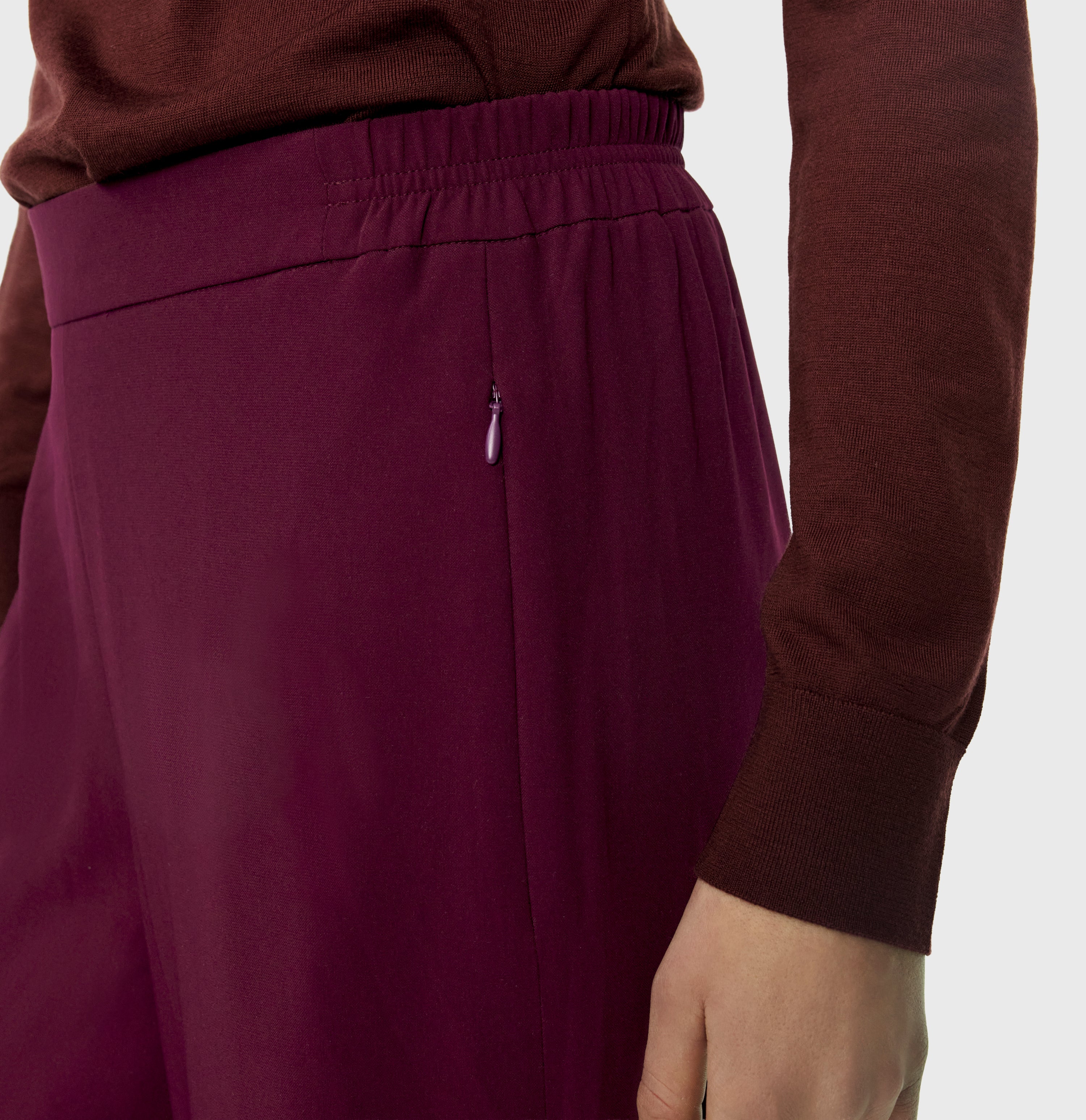 Wide, flowing trousers made of floating crepe. | CORALIE | fig | Detailed view 2 of model