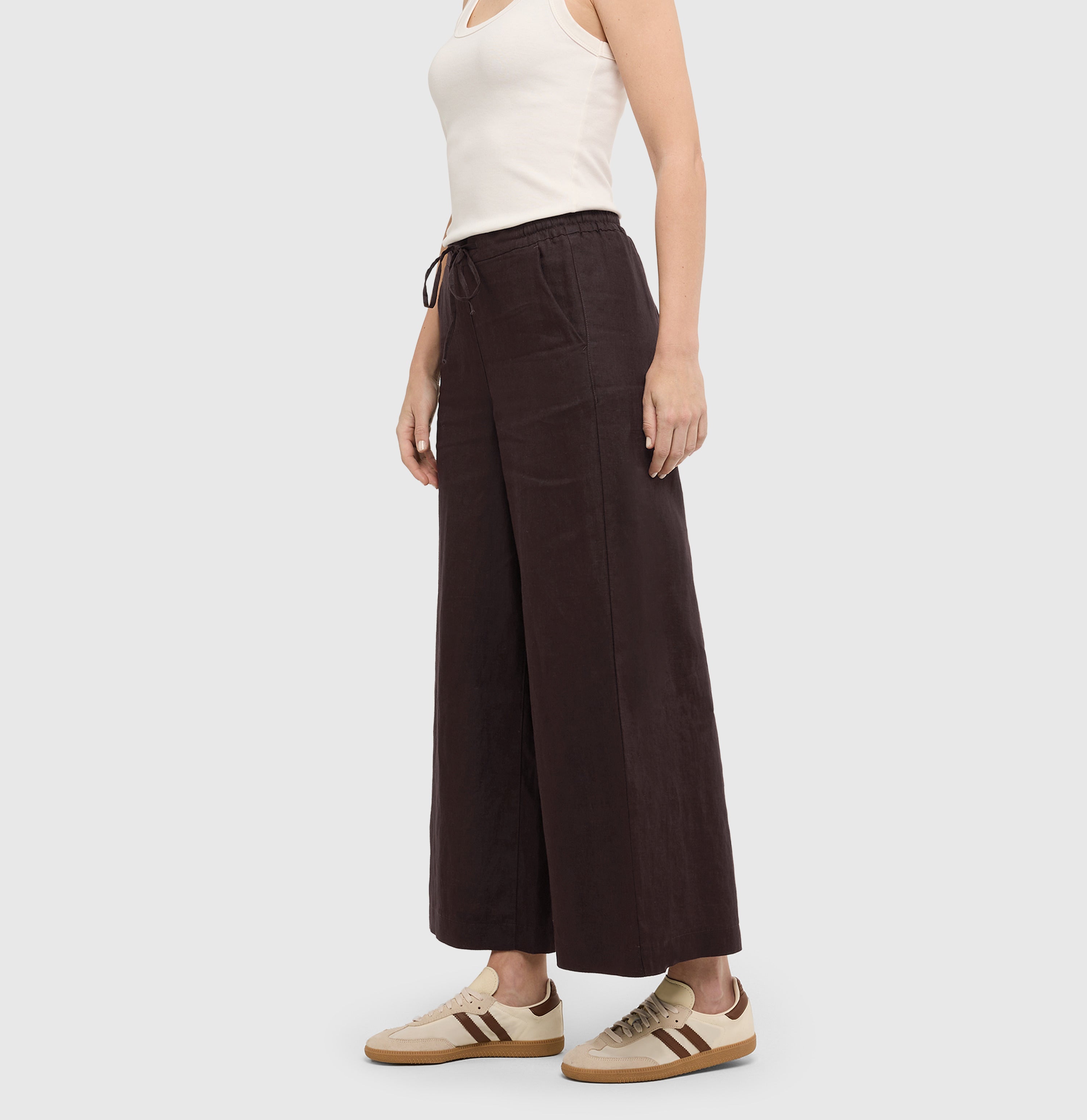 Wide culotte made of pure linen. | CALLIE cropped | truffle brown | Side view of model