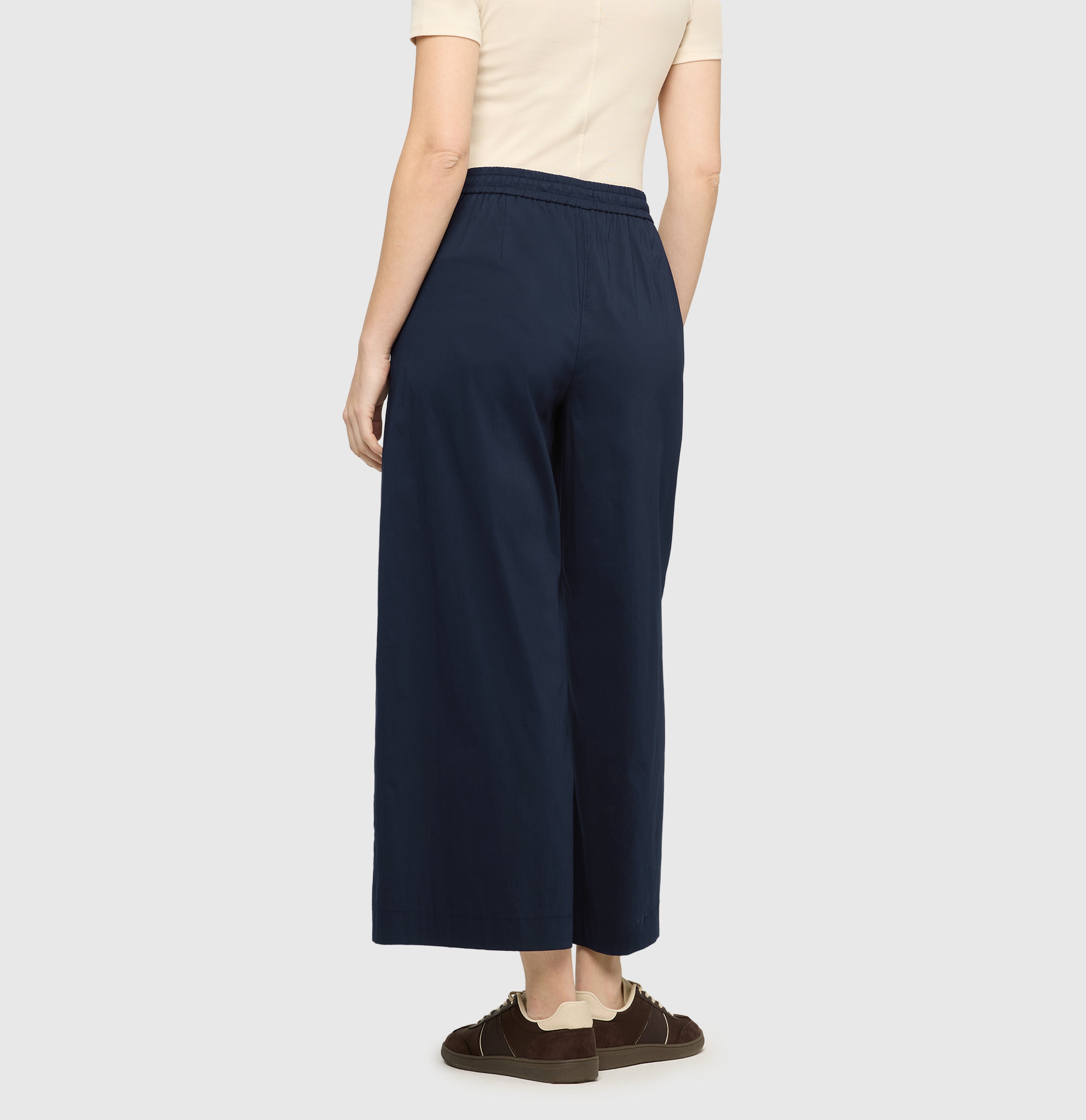 Culotte in an ultra light summer fabric. | CALLIE cropped | dark blue | Back view of model