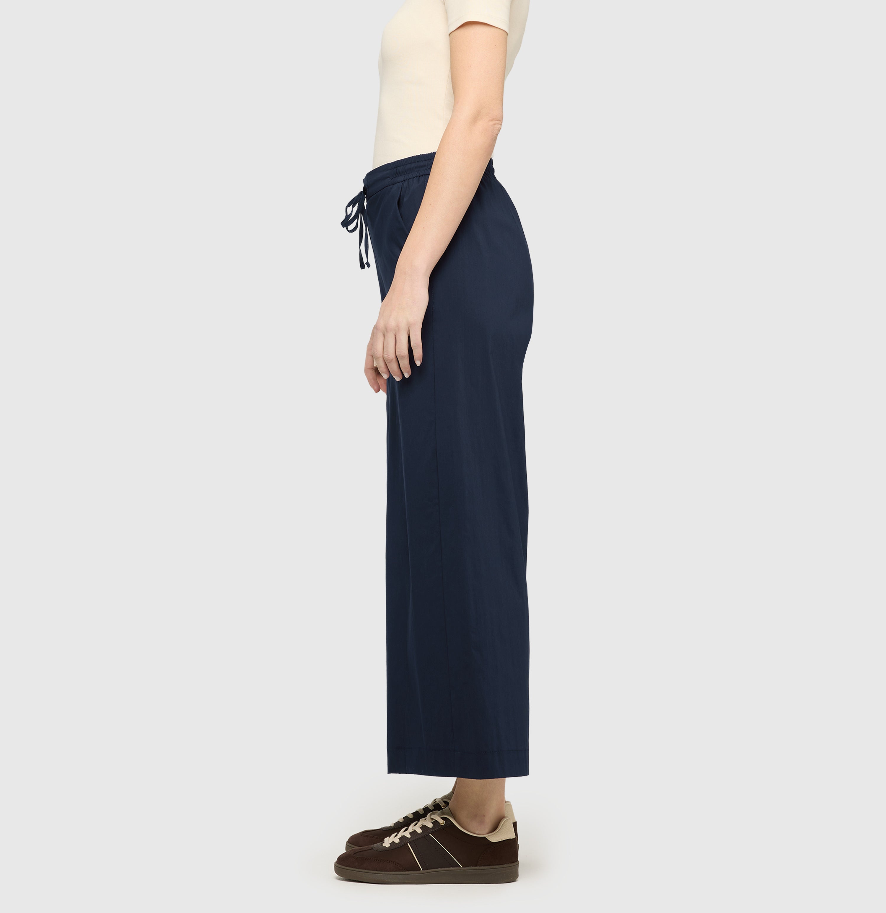 Culotte in an ultra light summer fabric. | CALLIE cropped | dark blue | Side view of model