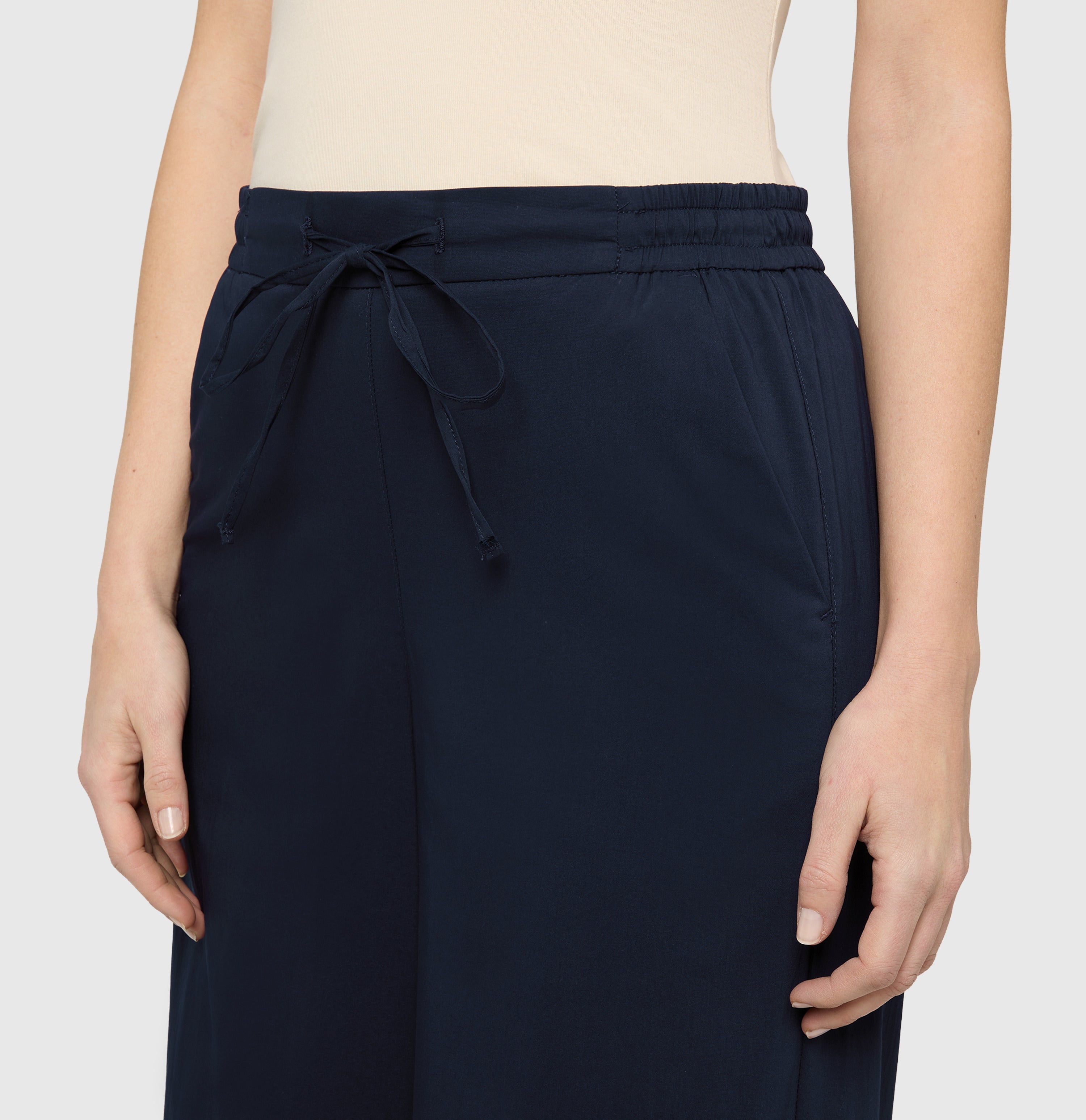 Culotte in an ultra light summer fabric. | CALLIE cropped | dark blue | Detailed view 2 of model