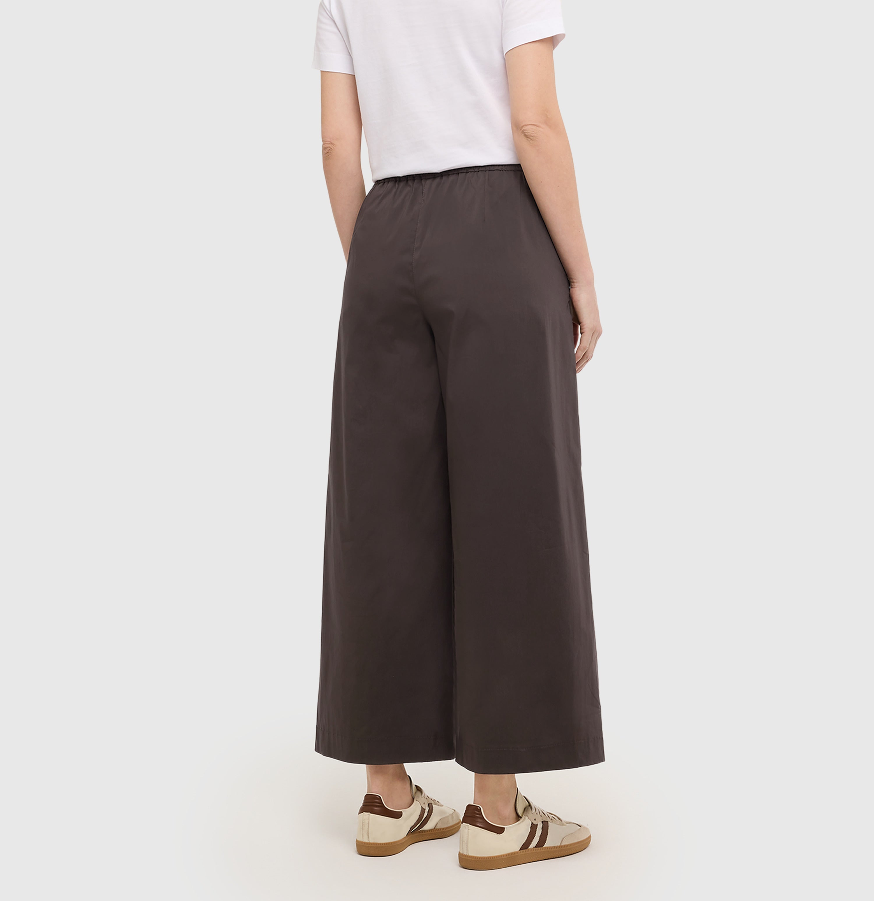 Culotte in an ultra light summer fabric. | CALLIE cropped | truffle brown | Detailed view 3 of model