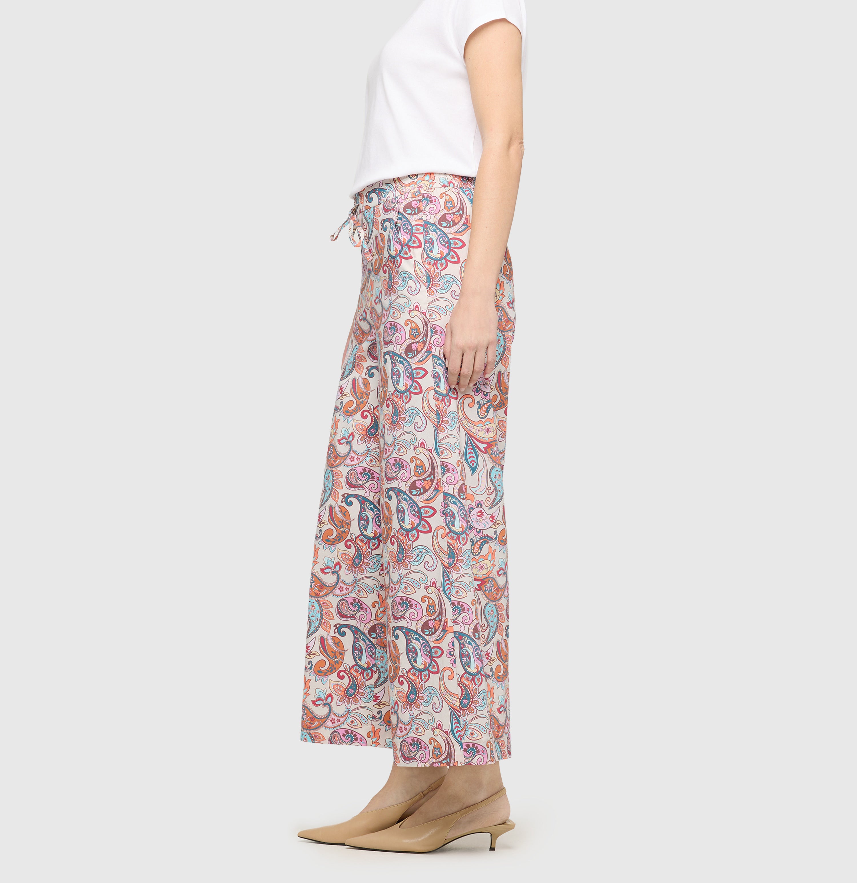 Culotte in an ultra light summer fabric. | CALLIE cropped | paisley print | Side view of model
