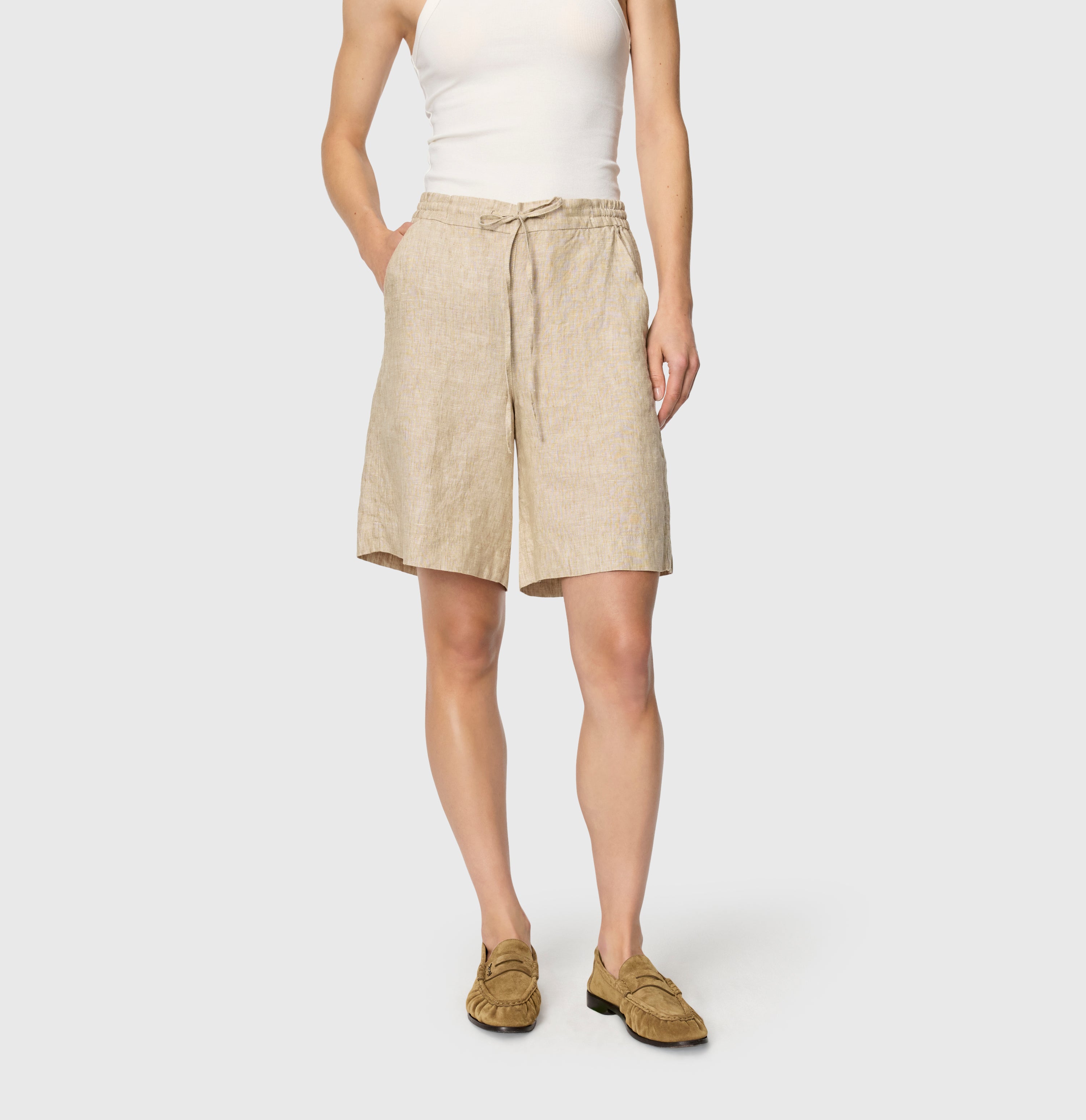 Wide shorts made of pure linen. | SANNY | almond beige melange | Side view of model