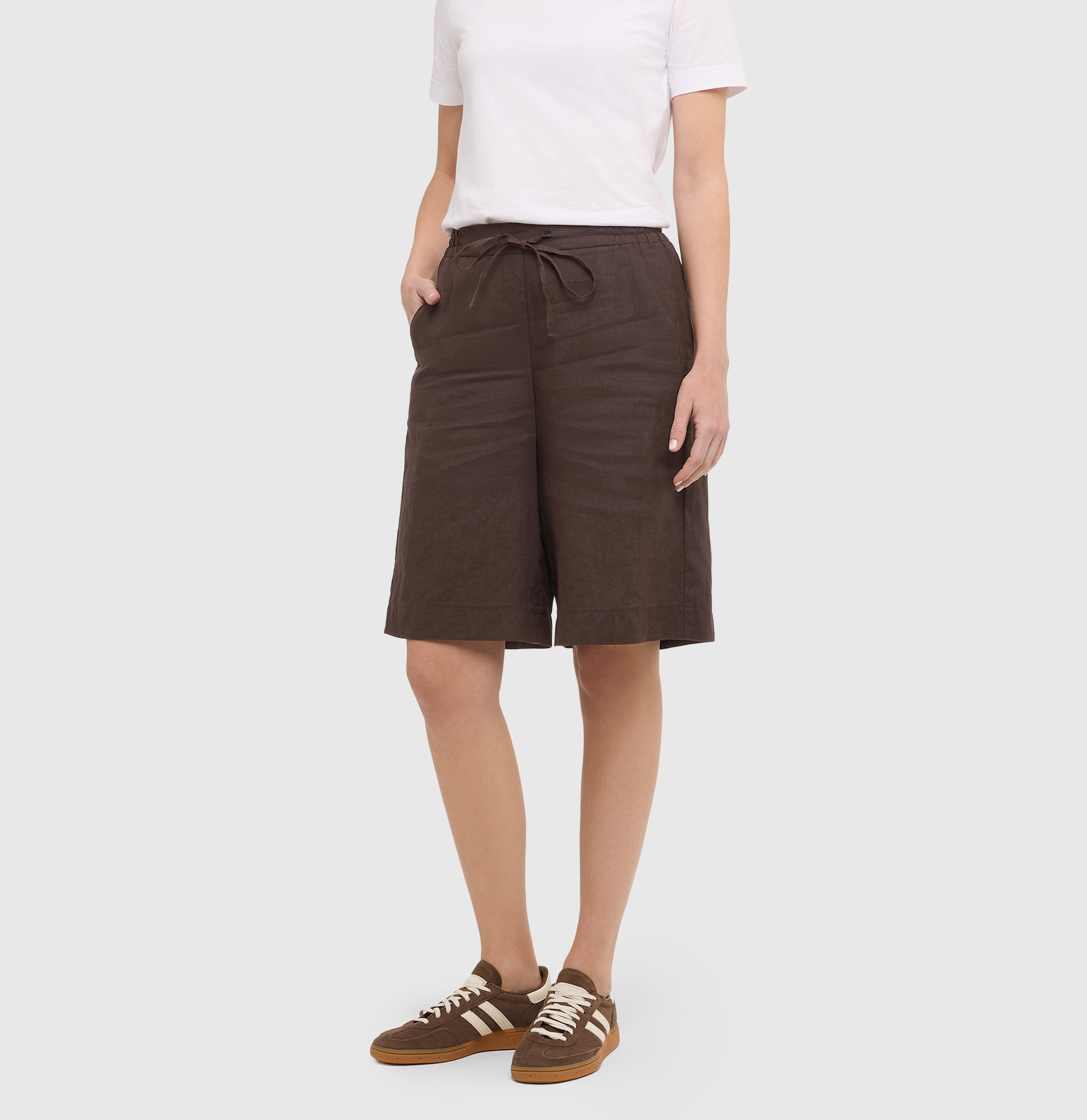 Wide shorts made of pure linen. | SANNY | truffle brown | Front view of model