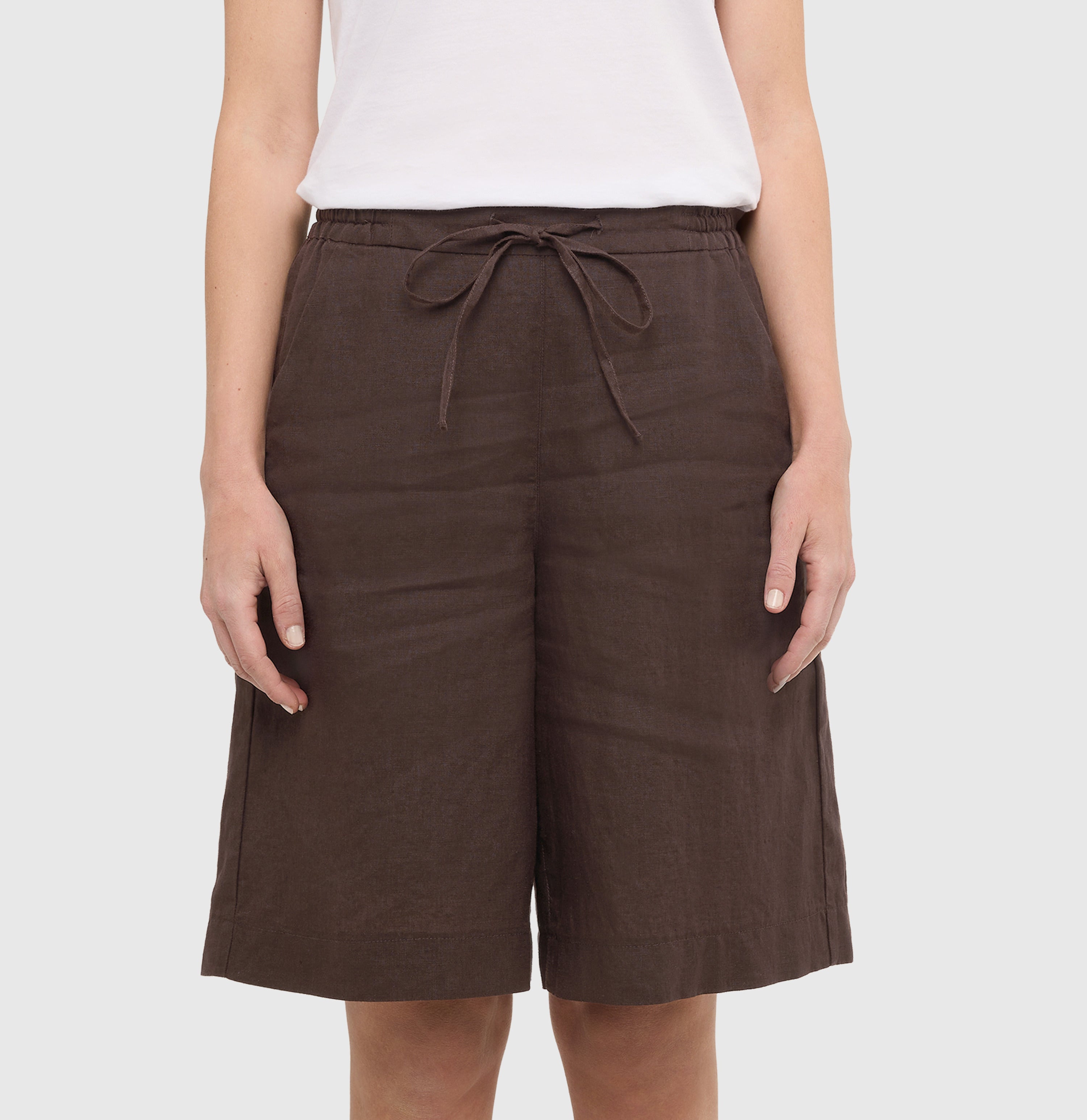 Wide shorts made of pure linen. | SANNY | truffle brown | Side view of model