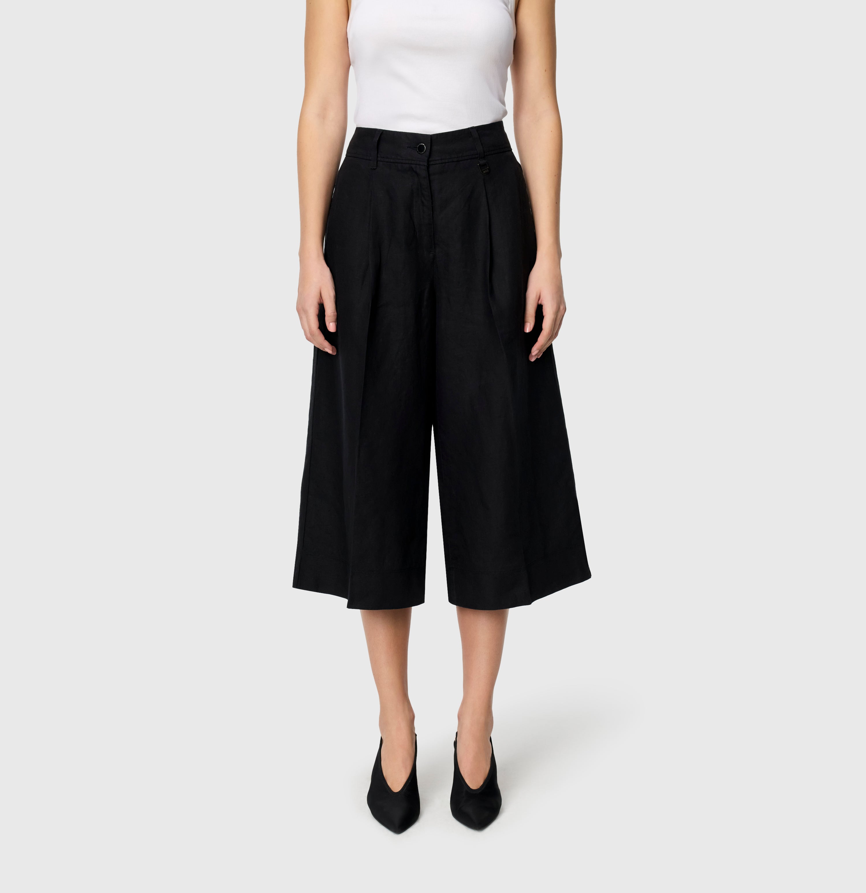 Long, elegant Bermuda made of pure linen. | BRITT long bermuda | black | Front view of model