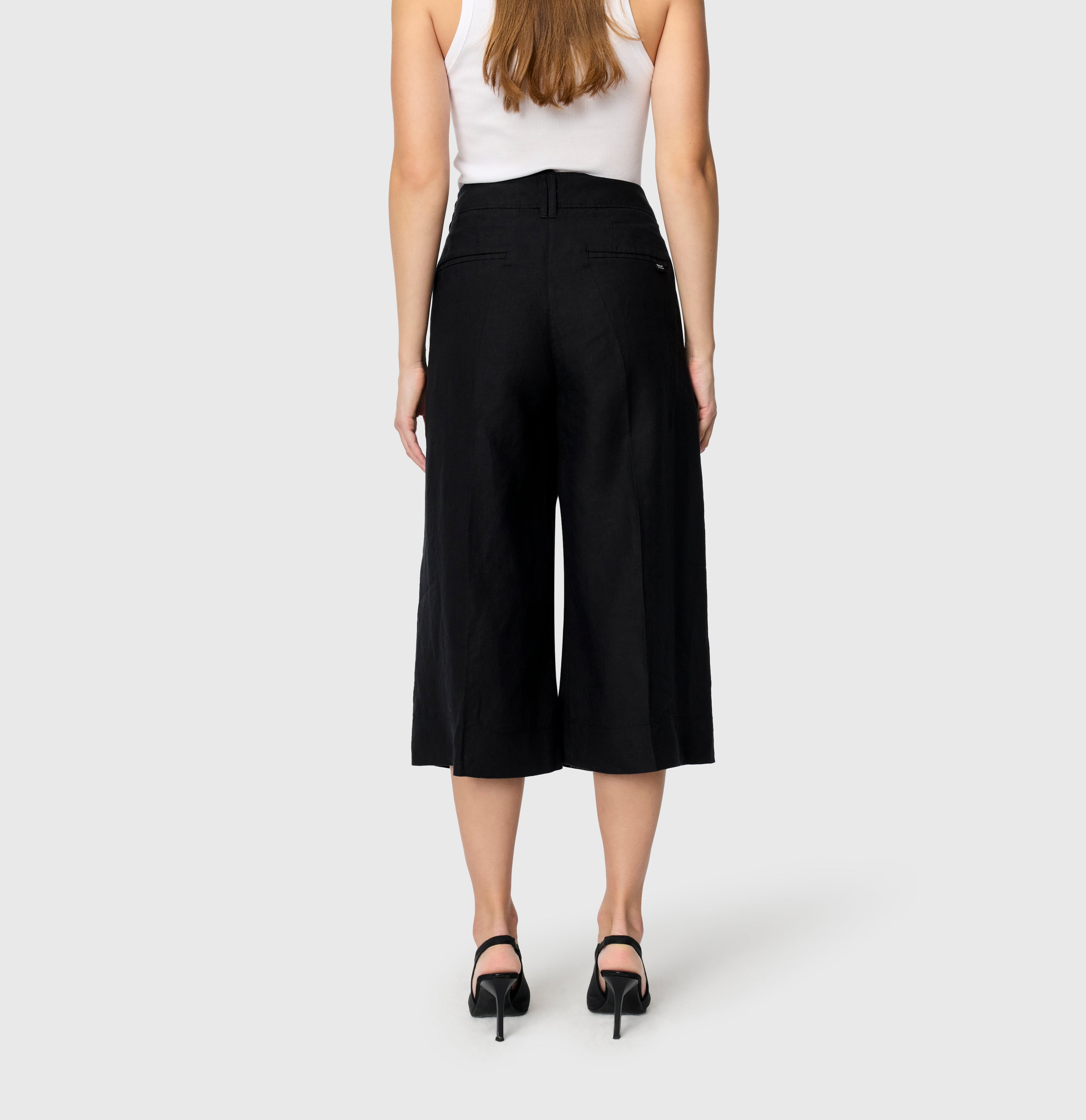 Long, elegant Bermuda made of pure linen. | BRITT long bermuda | black | Back view of model