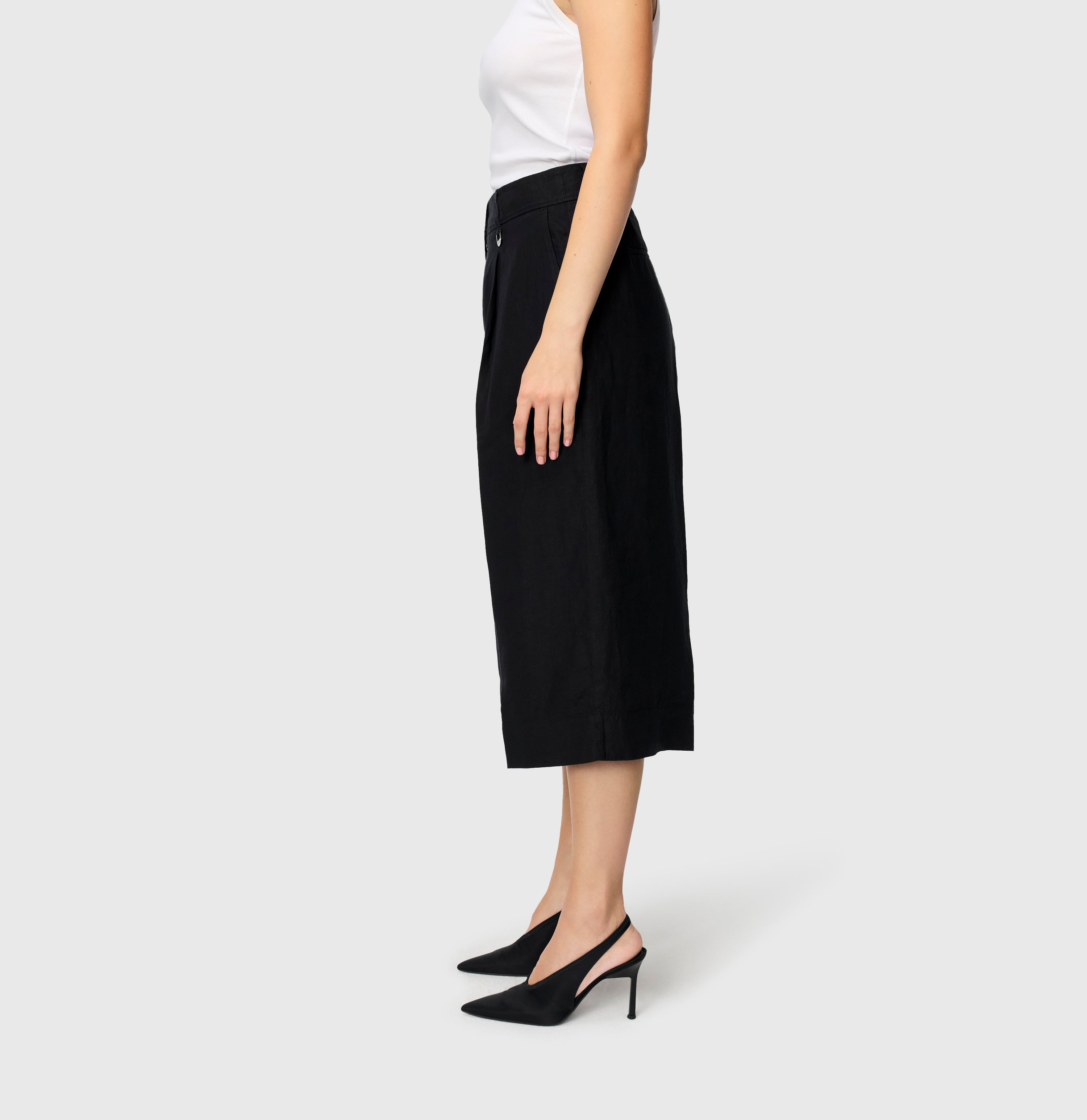 Long, elegant Bermuda made of pure linen. | BRITT long bermuda | black | Side view of model