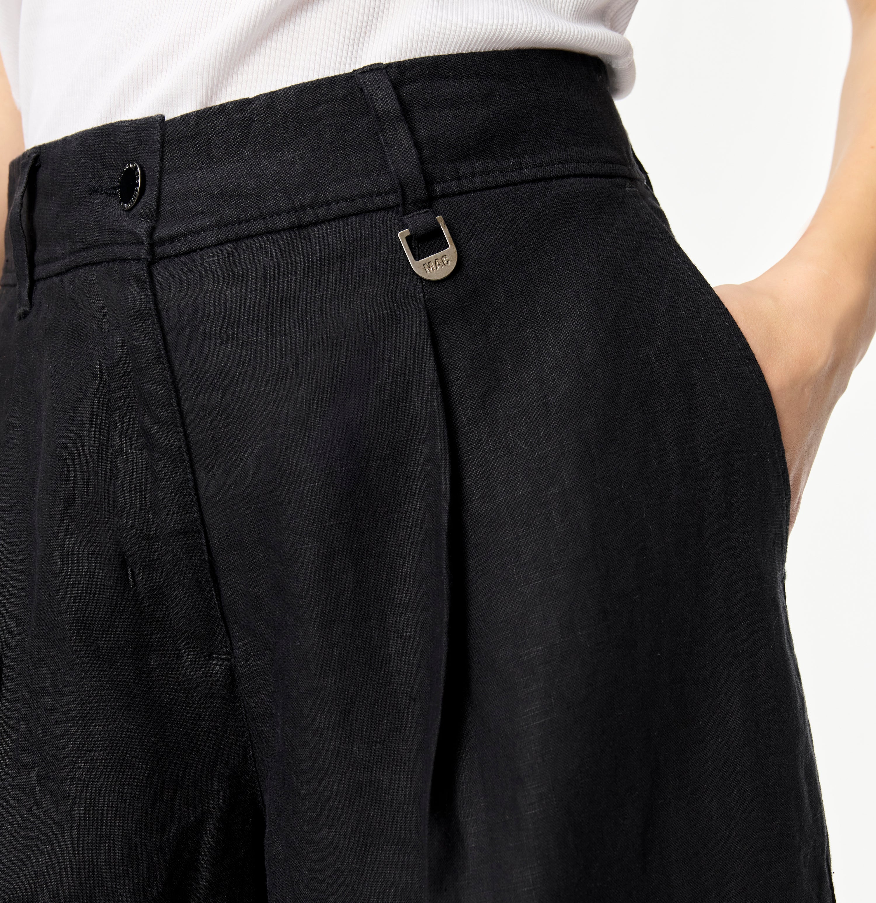 Long, elegant Bermuda made of pure linen. | BRITT long bermuda | black | Detailed view 2 of model