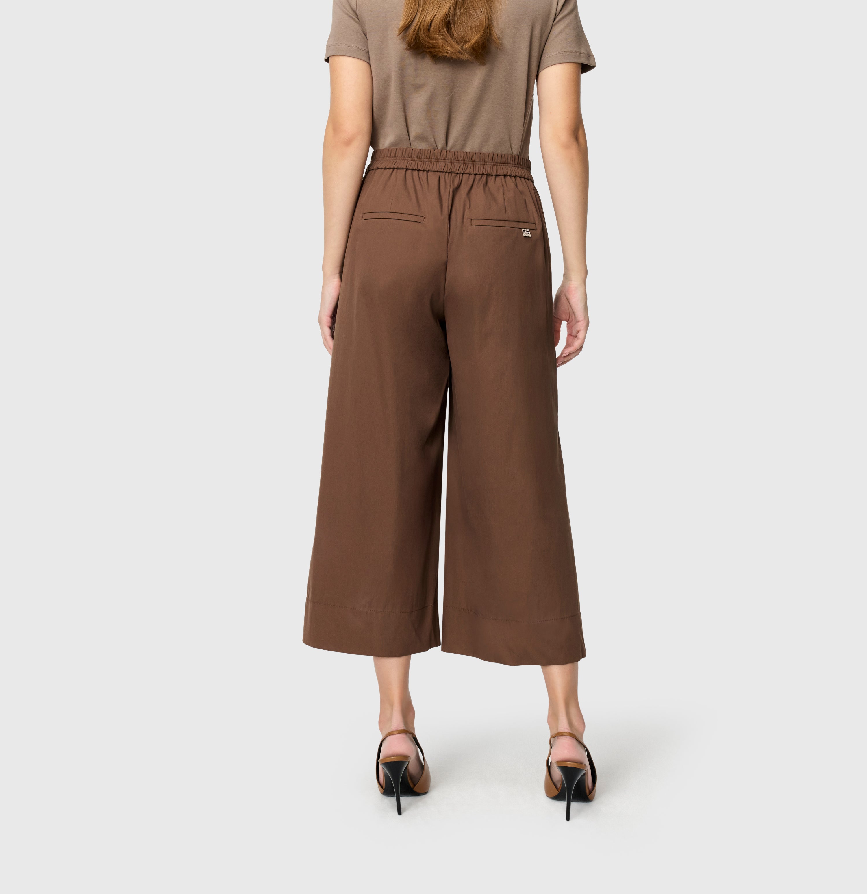 | CAROLINE cropped | fawn brown | Back view of model