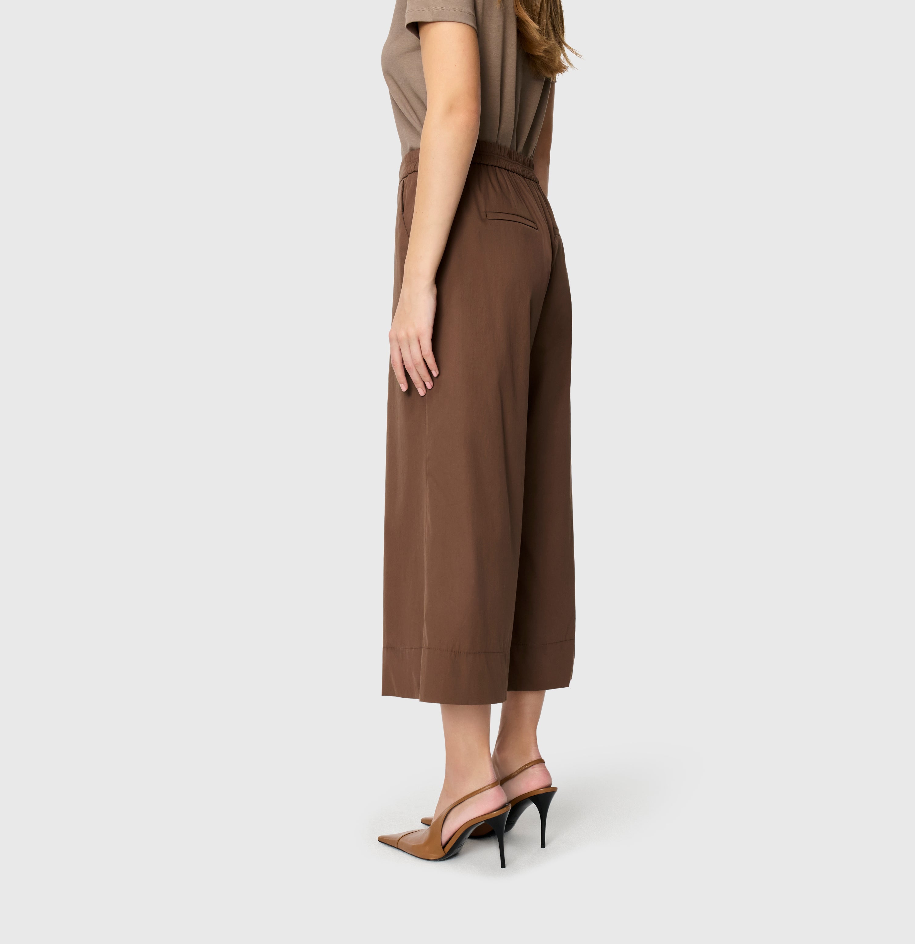 | CAROLINE cropped | fawn brown | Side view of model