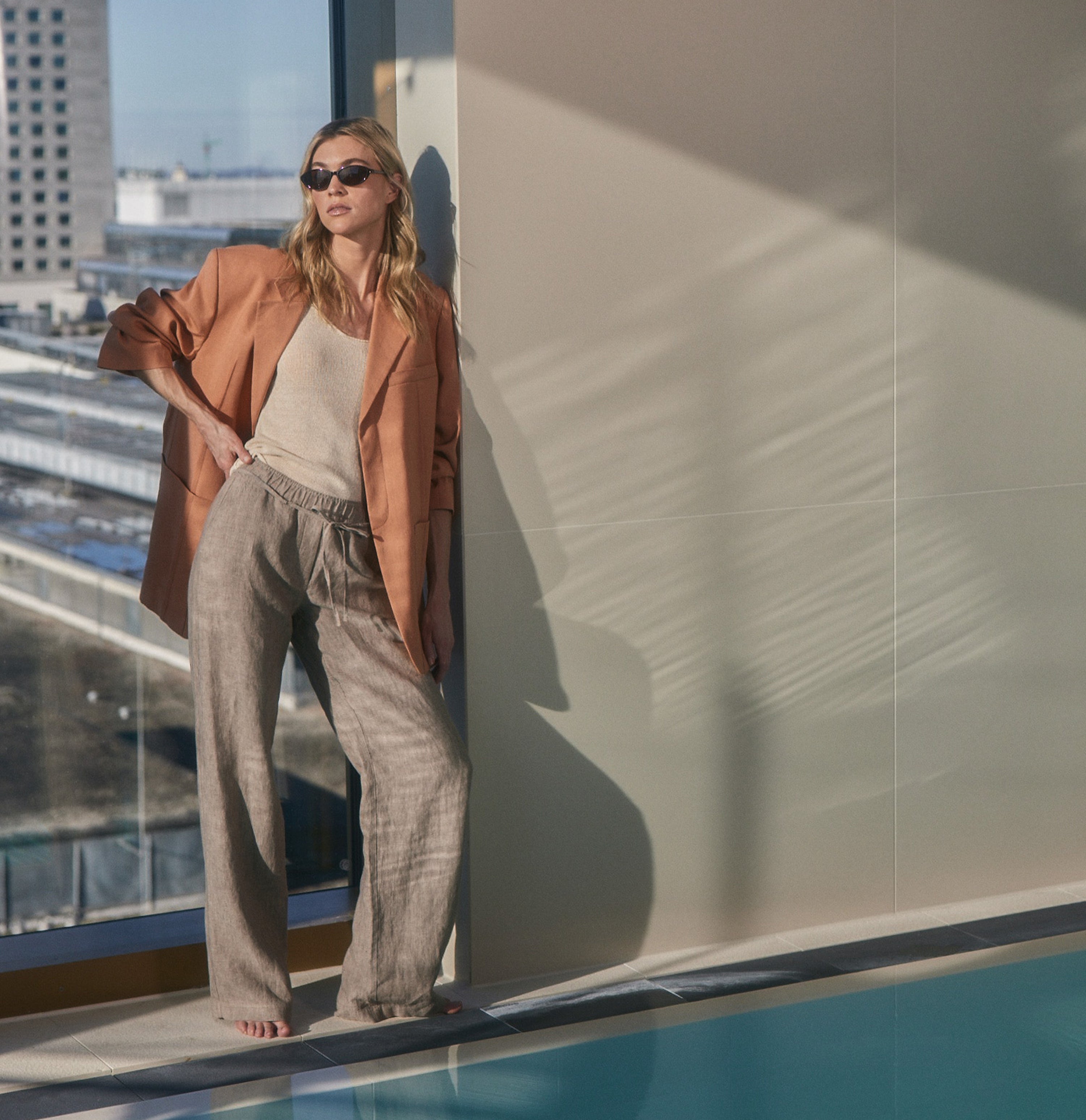 Wide trousers made of pure linen. | CHIARA BELT | sanddrift melange | Campaign image 3