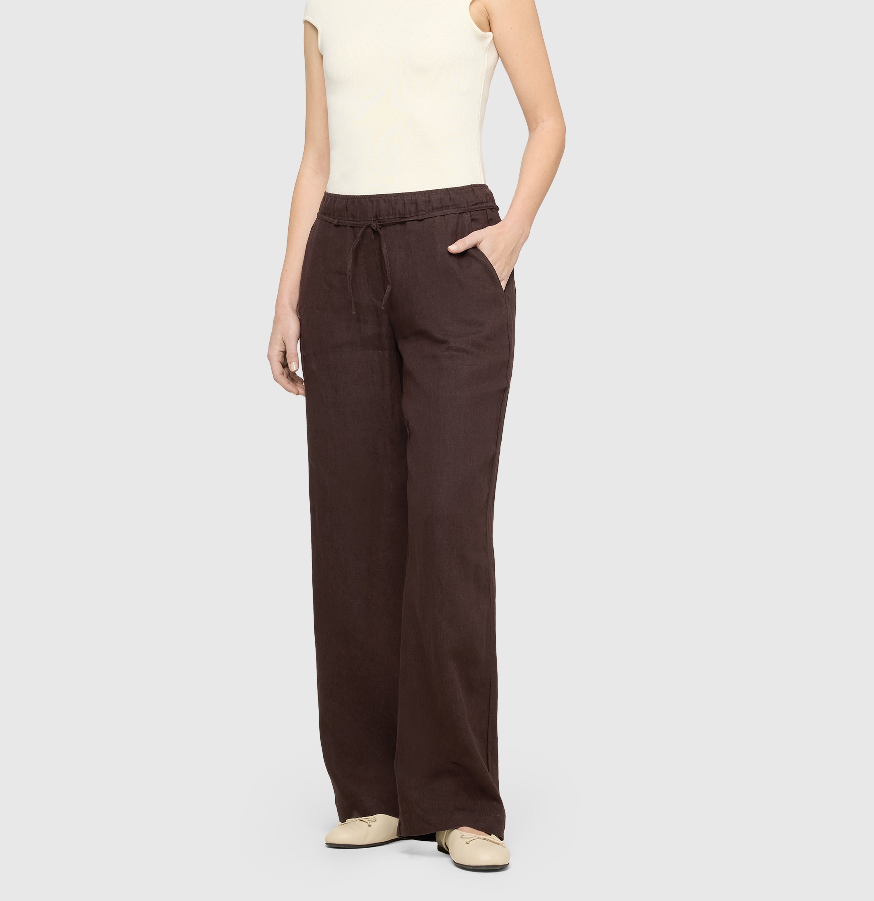 Wide trousers made of pure linen. | CHIARA BELT | truffle brown | Front view of model