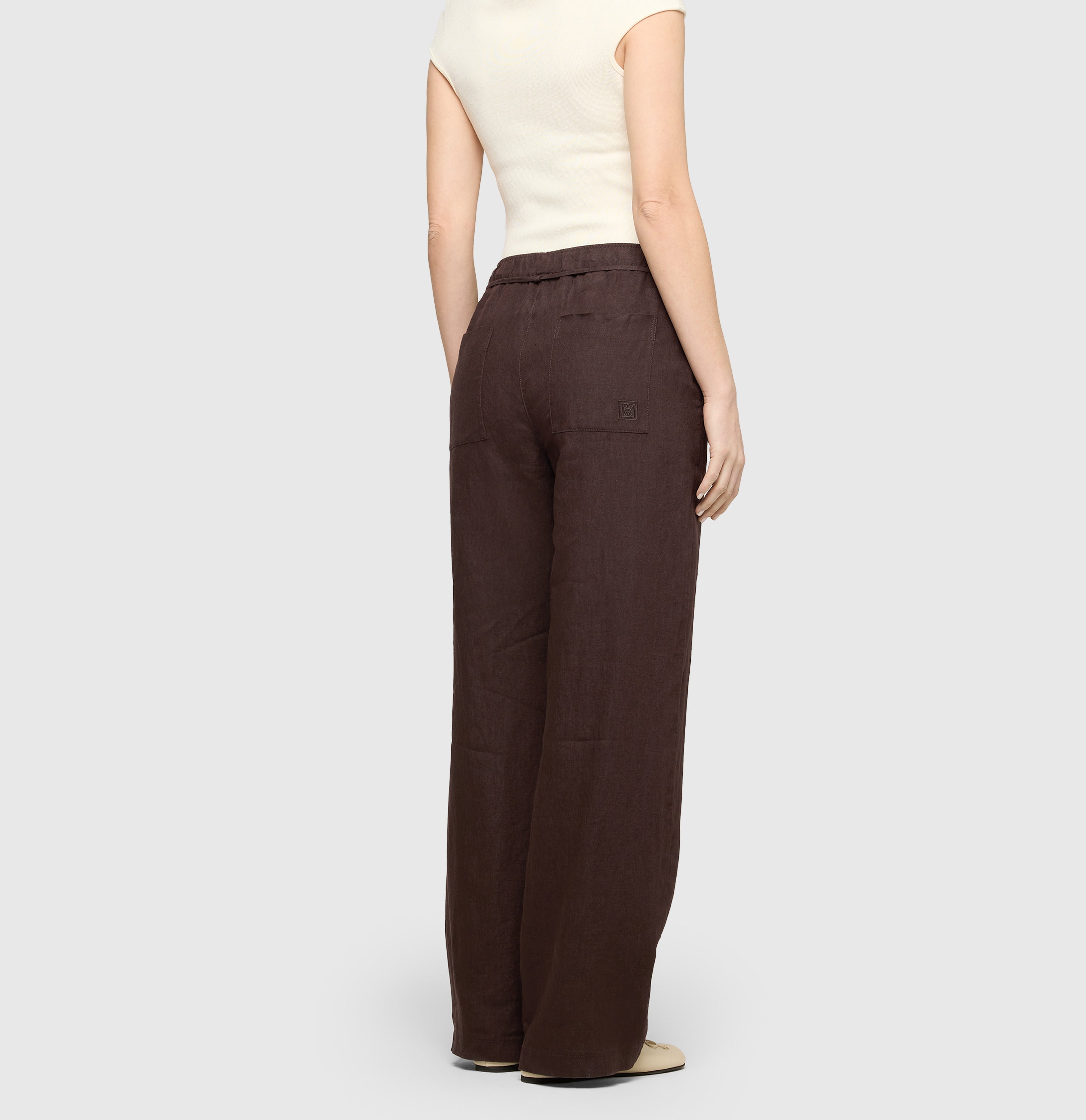 Wide trousers made of pure linen. | CHIARA BELT | truffle brown | Back view of model