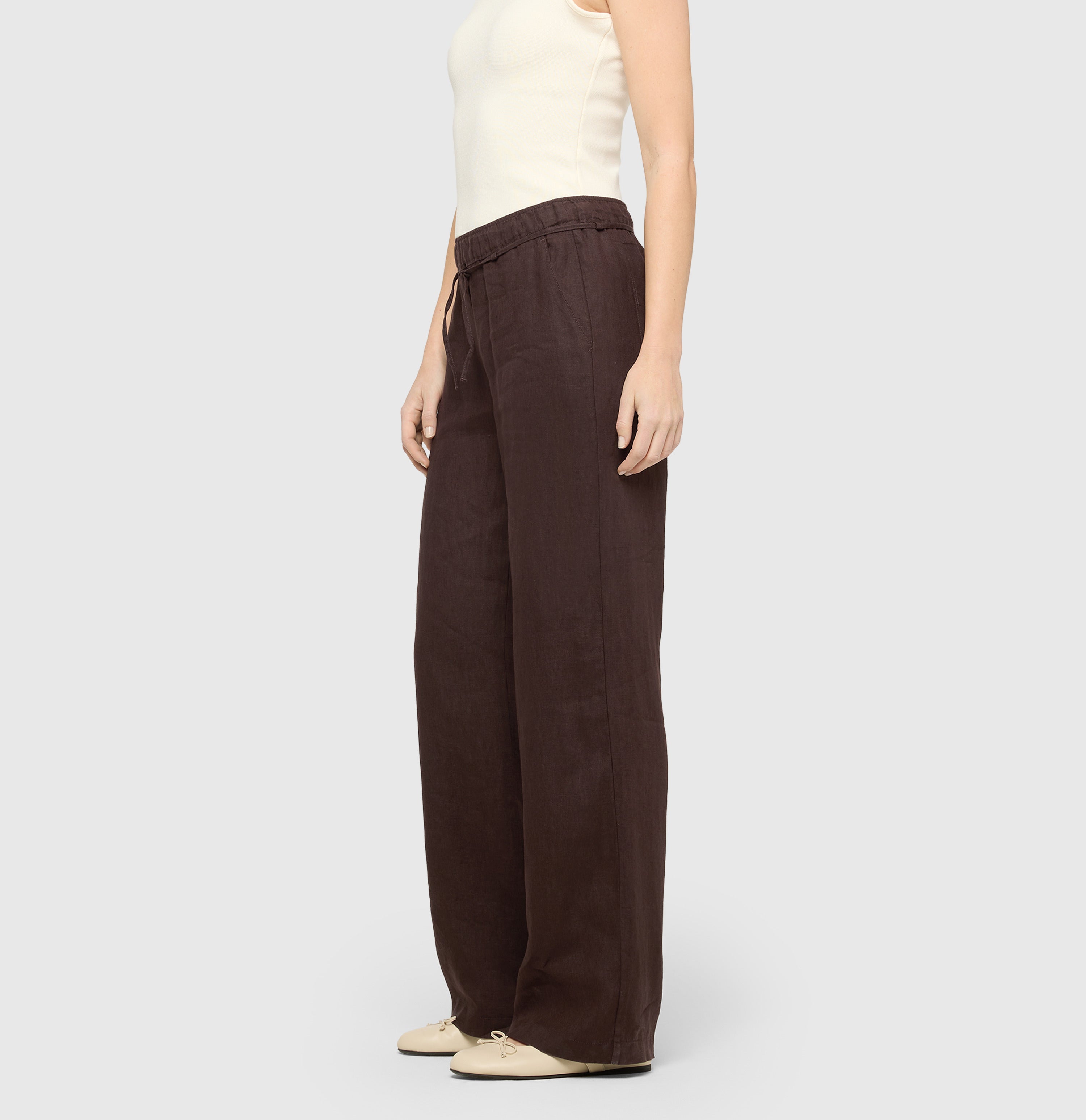 Wide trousers made of pure linen. | CHIARA BELT | truffle brown | Side view of model