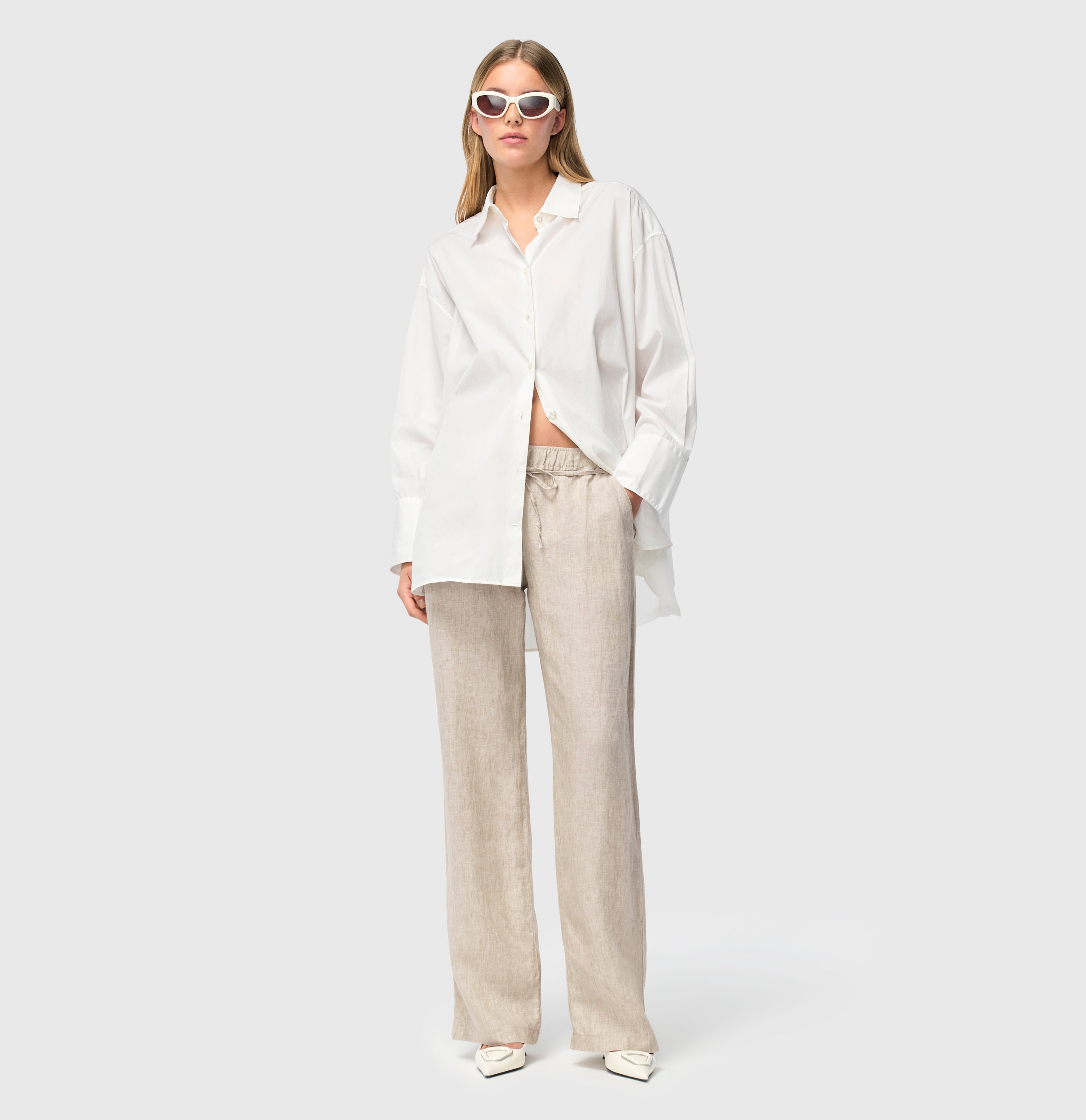 Wide trousers made of pure linen. | CHIARA BELT | almond beige melange | Full-body of model