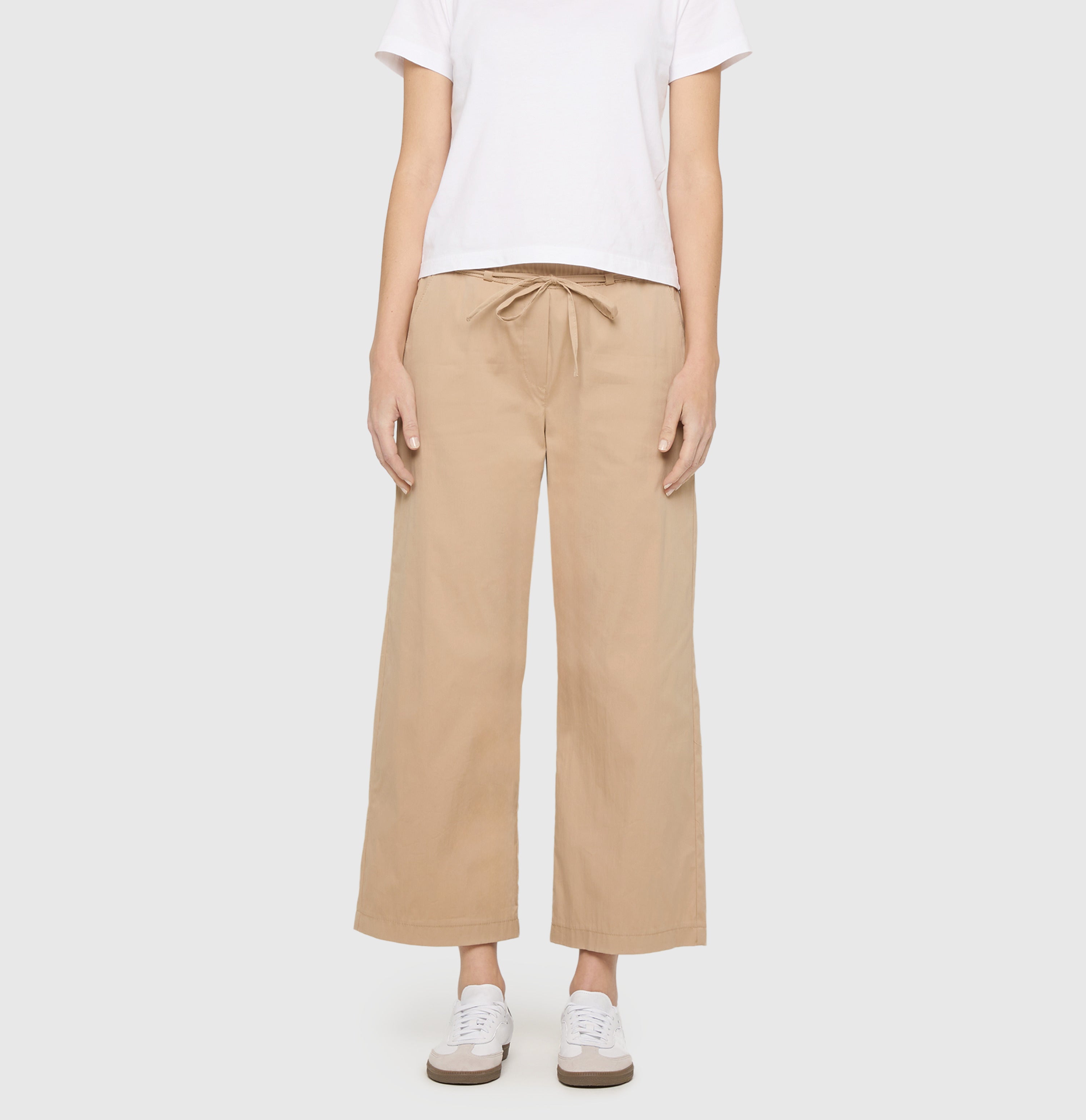 Culotte in a paper touch blend. | CHIARA BELT cropped | desert | Front view of model