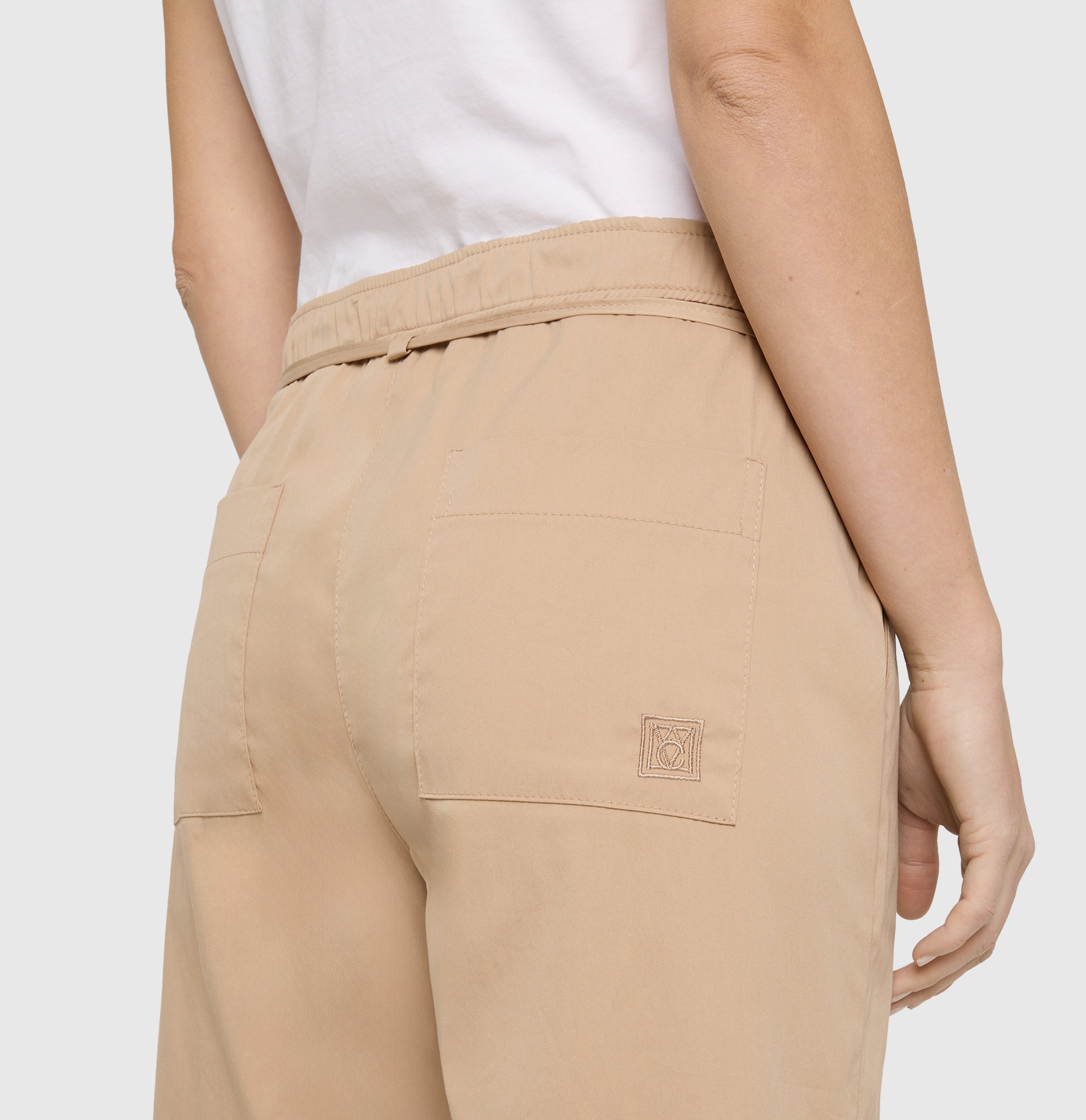 Culotte in a paper touch blend. | CHIARA BELT cropped | desert | Detailed view 2 of model