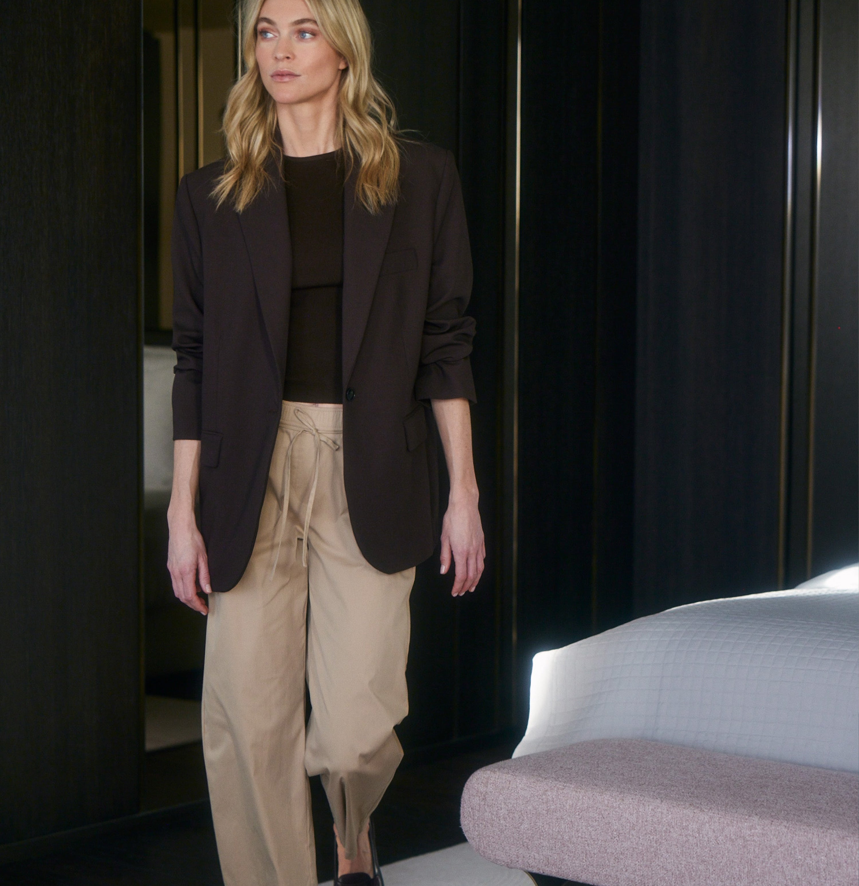 Culotte in a paper touch blend. | CHIARA BELT cropped | desert | Campaign image 3