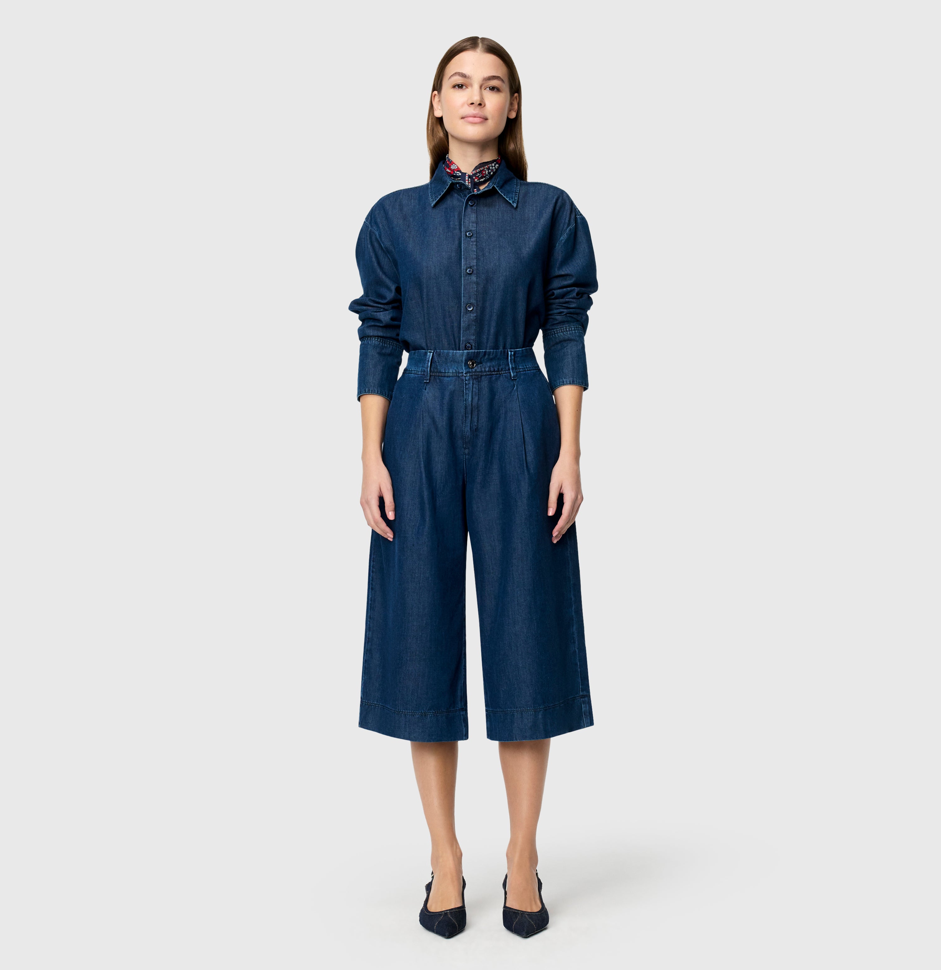 Culotte made of flowing lyocell denim. | BRITT denim | simply blue wash | Full-body of model