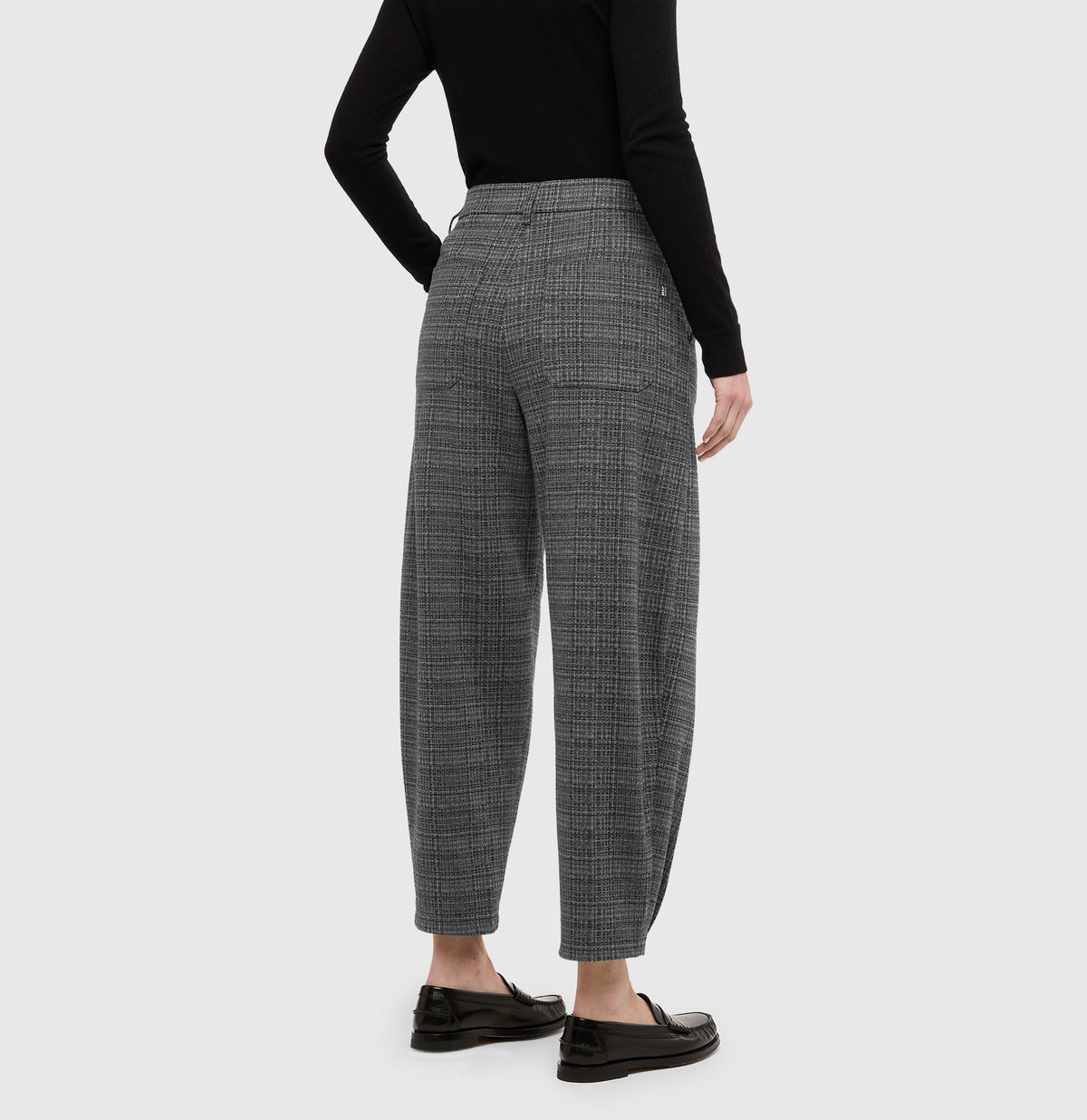 | TILDA jump in | smoke grey check | Back view of model