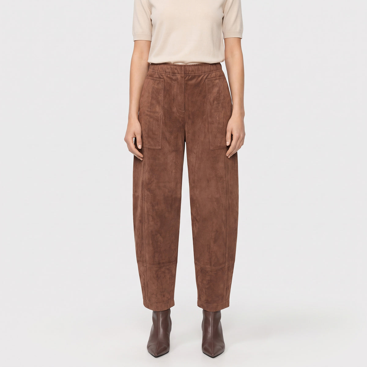 Relaxed trousers with a velour look. | TILDA worker | bison brown | Front view of model