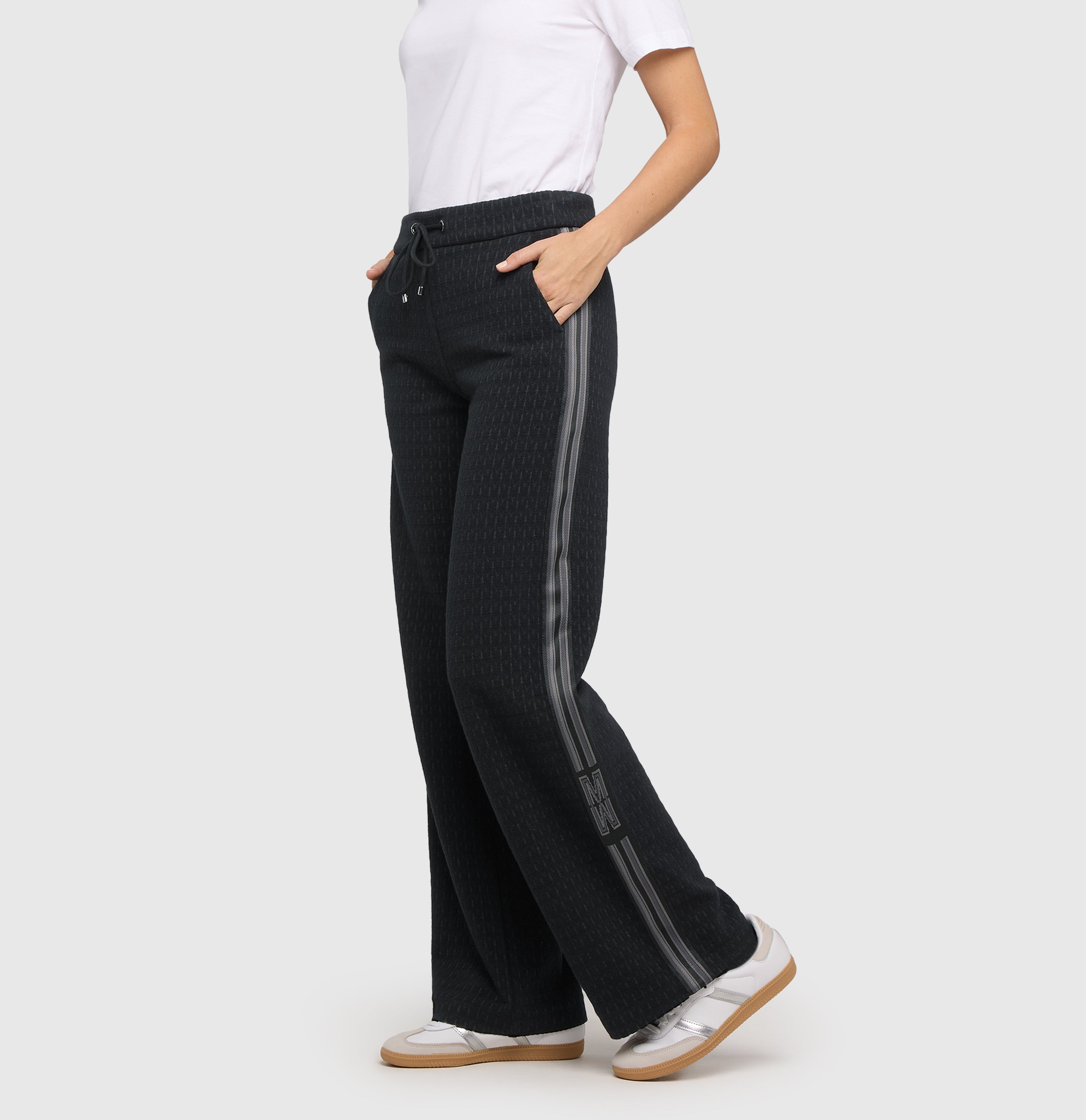 Sporty jump-in model made of premium jacquard. | CHIARA modern tape | raven jacquard | Front view of model