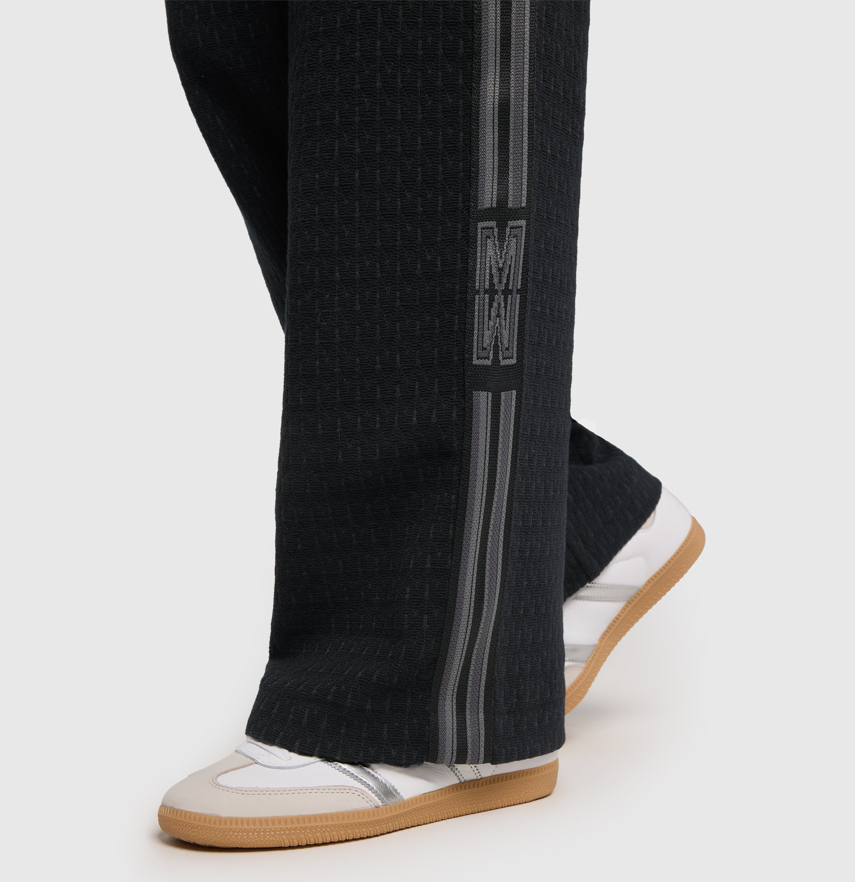 Sporty jump-in model made of premium jacquard. | CHIARA modern tape | raven jacquard | Detailed view 3 of model