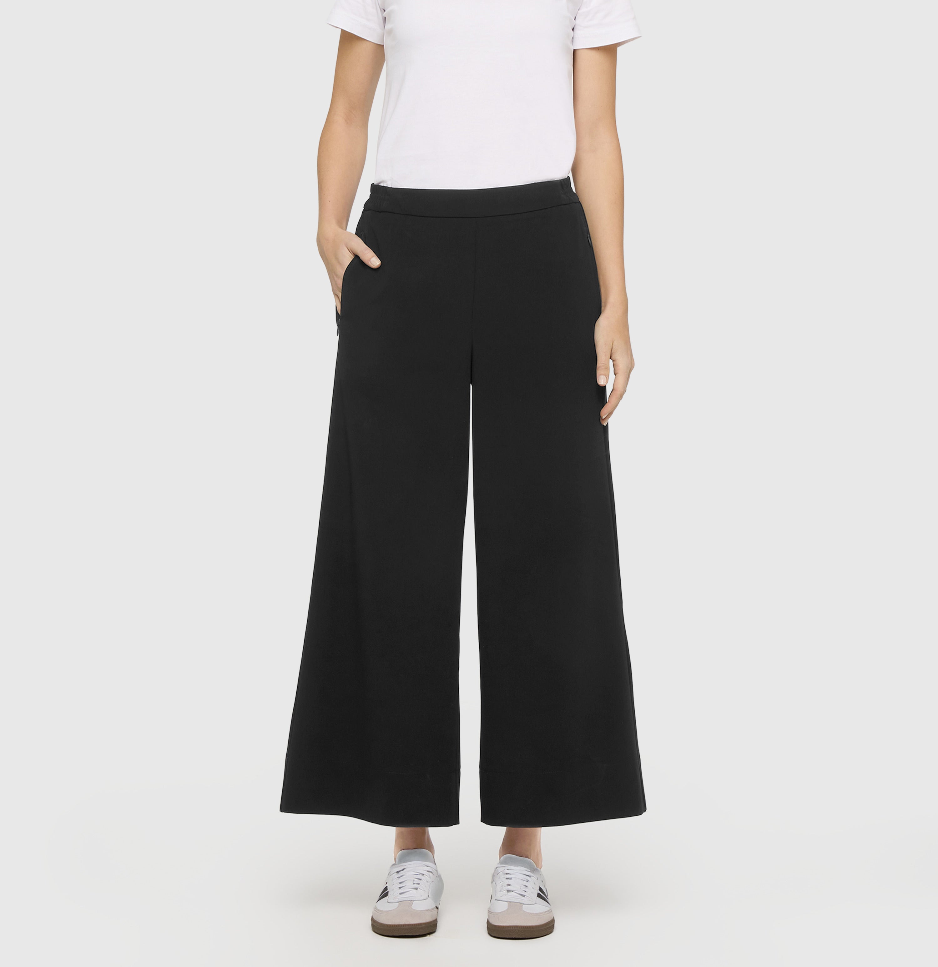 Culotte made of light floating crepe. | CORALIE cropped | black | Front view of model