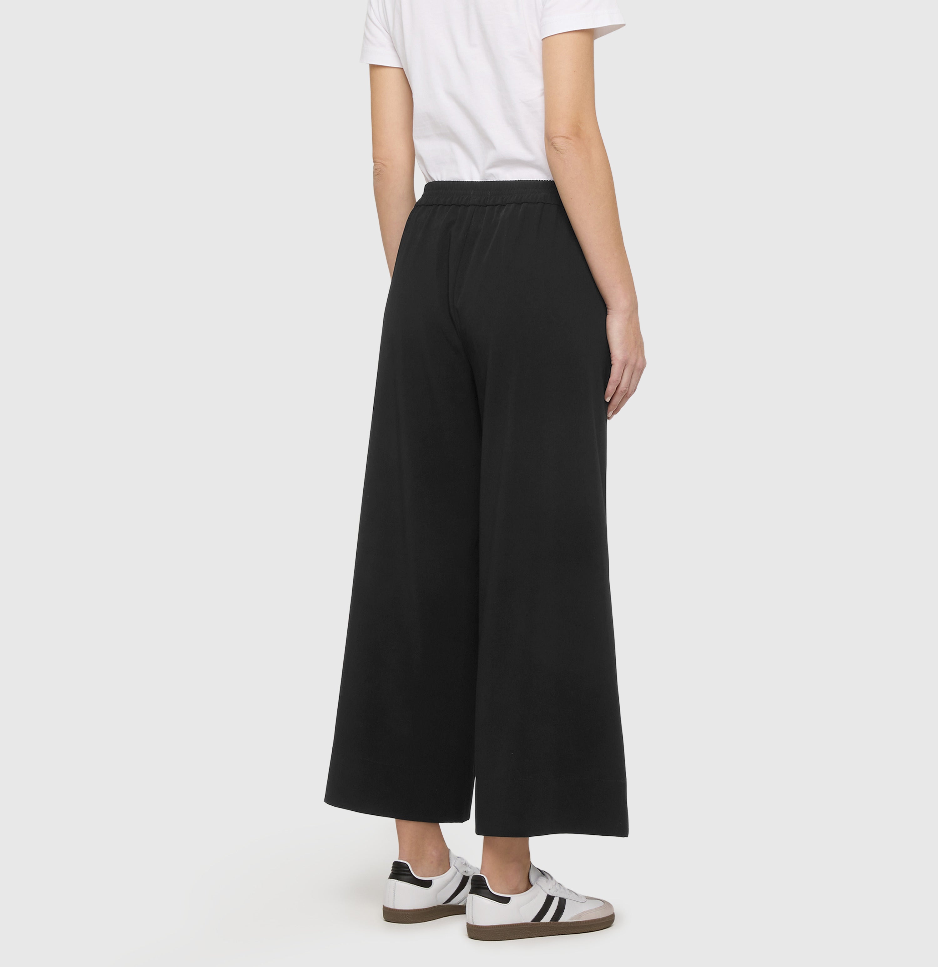 Culotte made of light floating crepe. | CORALIE cropped | black | Back view of model