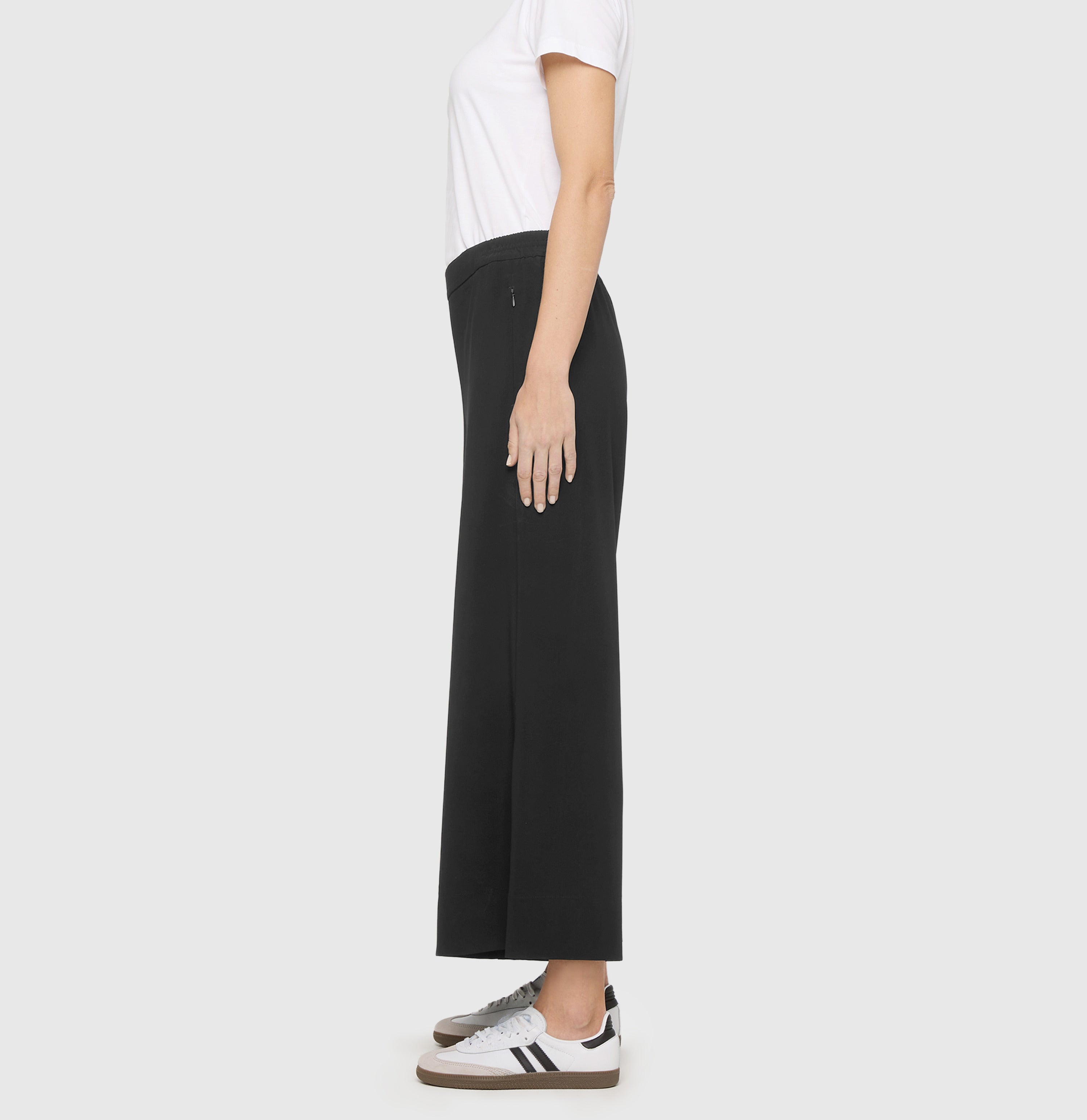 Culotte made of light floating crepe. | CORALIE cropped | black | Side view of model