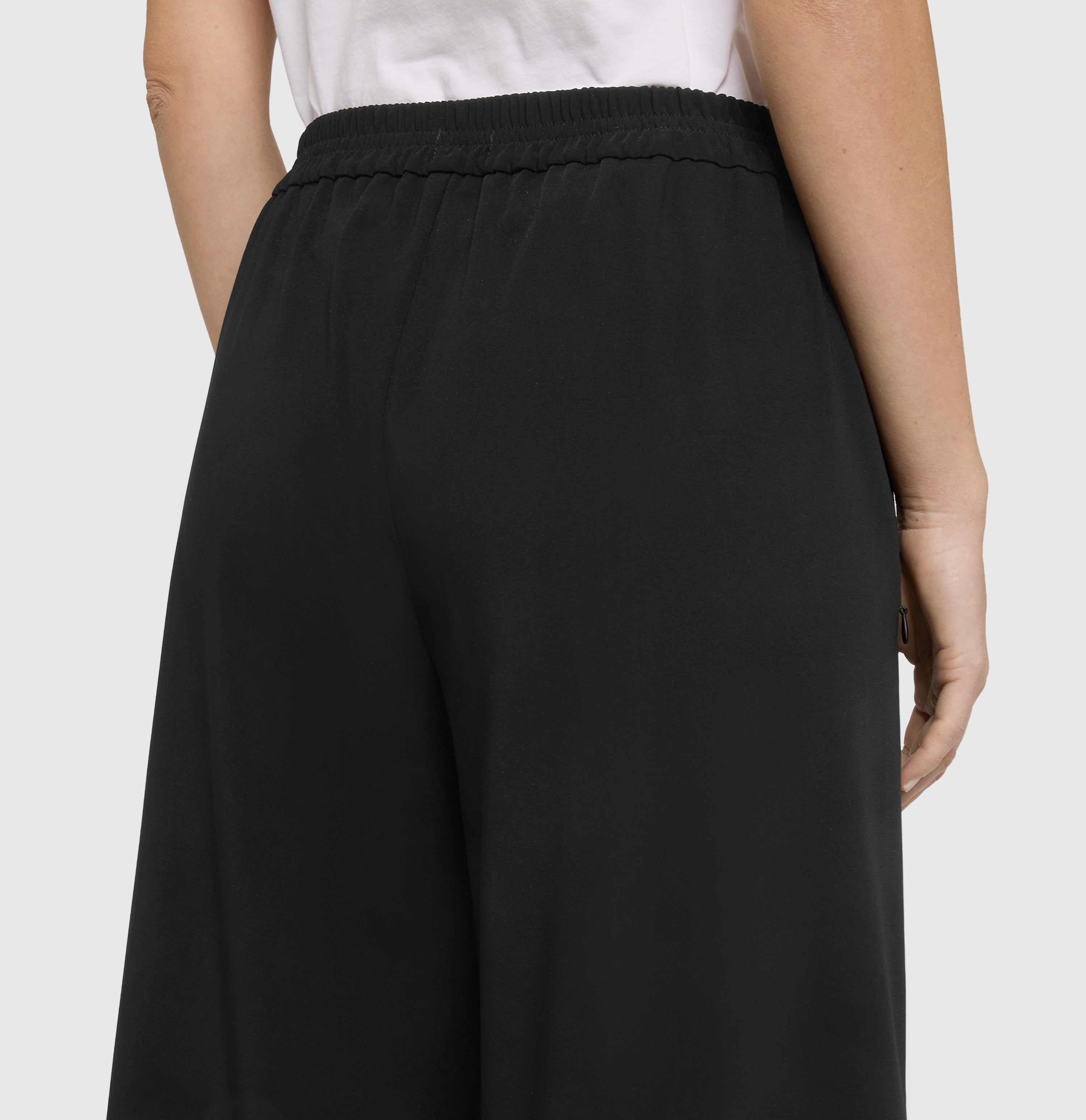 Culotte made of light floating crepe. | CORALIE cropped | black | Detailed view 2 of model