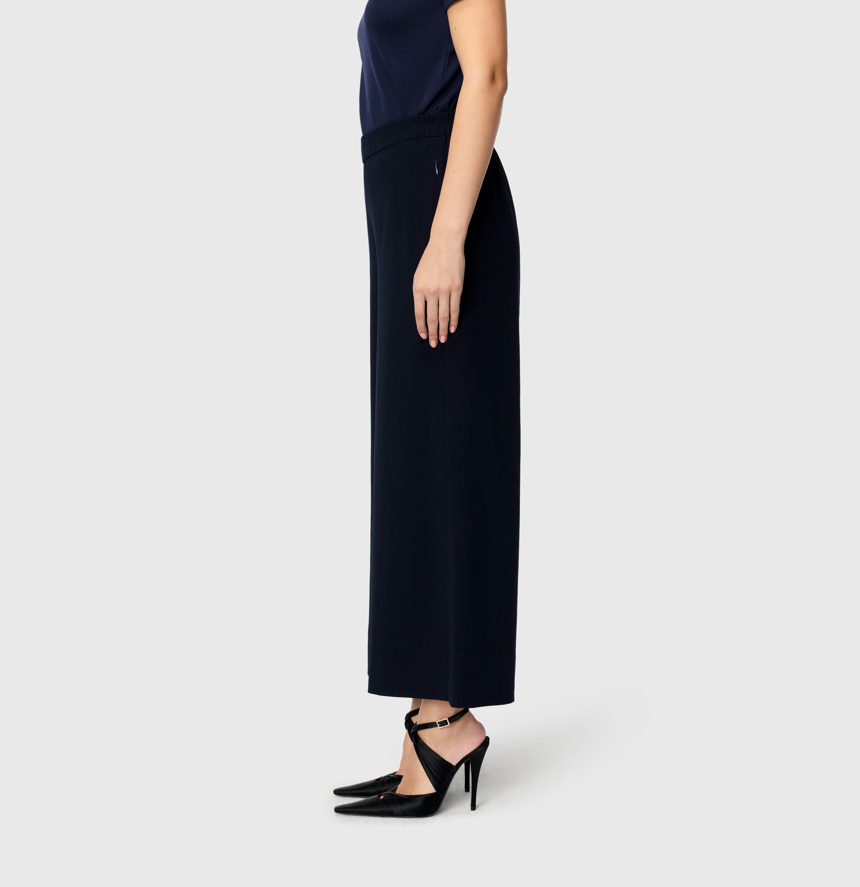 Culotte made of light floating crepe. | CORALIE cropped | dark blue | Side view of model