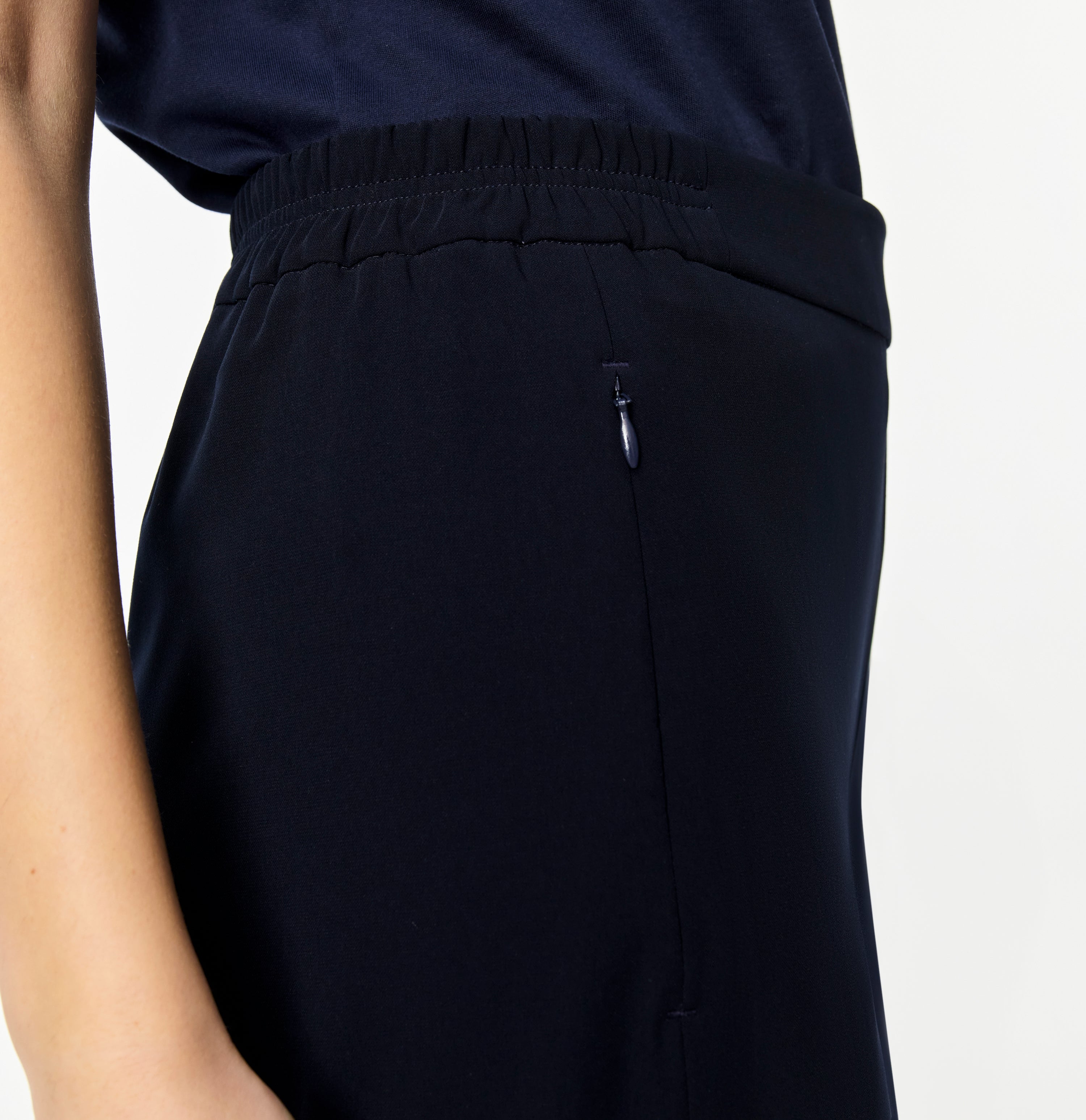 Culotte made of light floating crepe. | CORALIE cropped | dark blue | Detailed view 2 of model
