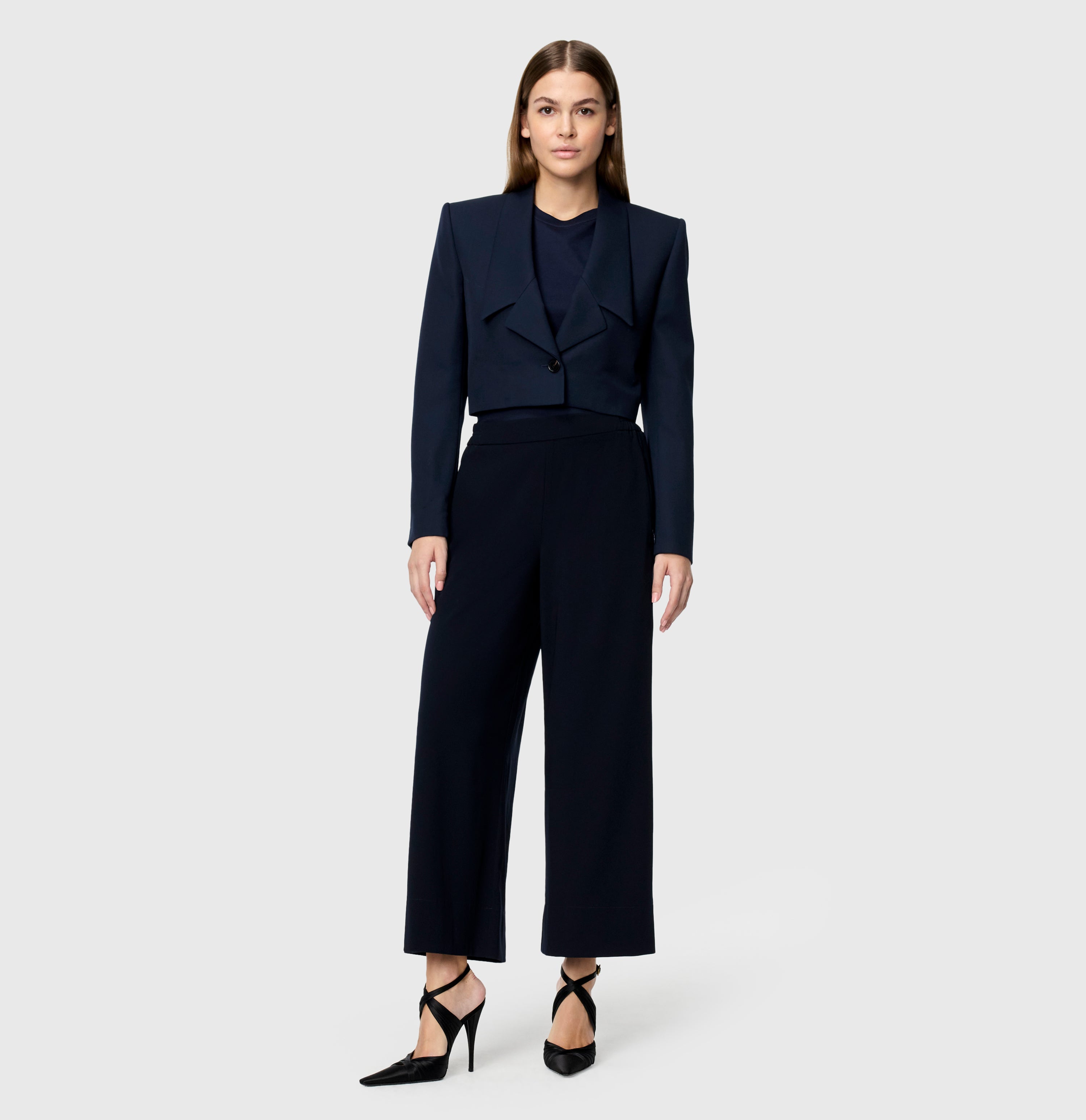 Culotte made of light floating crepe. | CORALIE cropped | dark blue | Full-body of model