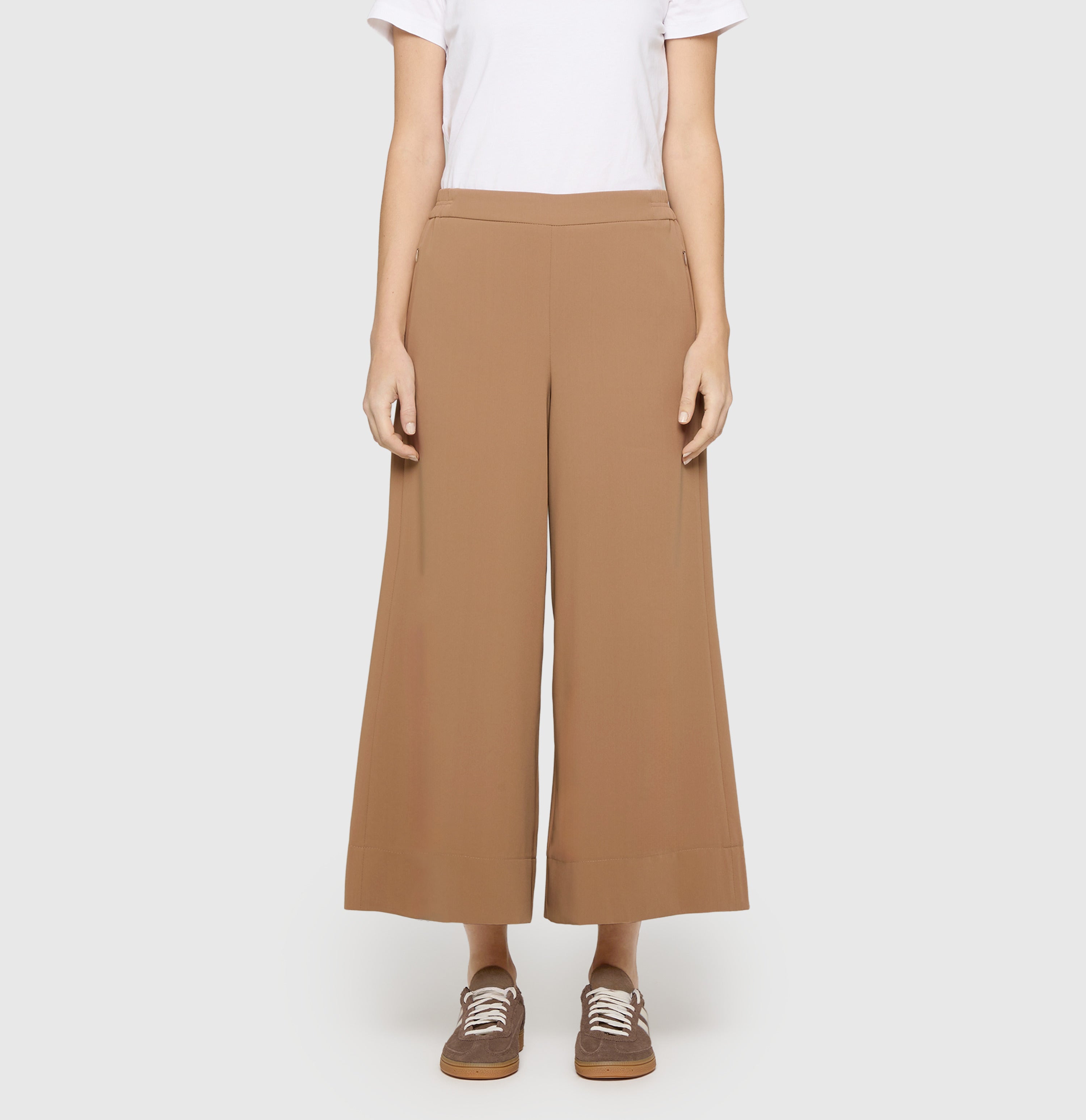 Culotte made of light floating crepe. | CORALIE cropped | light cognac | Front view of model