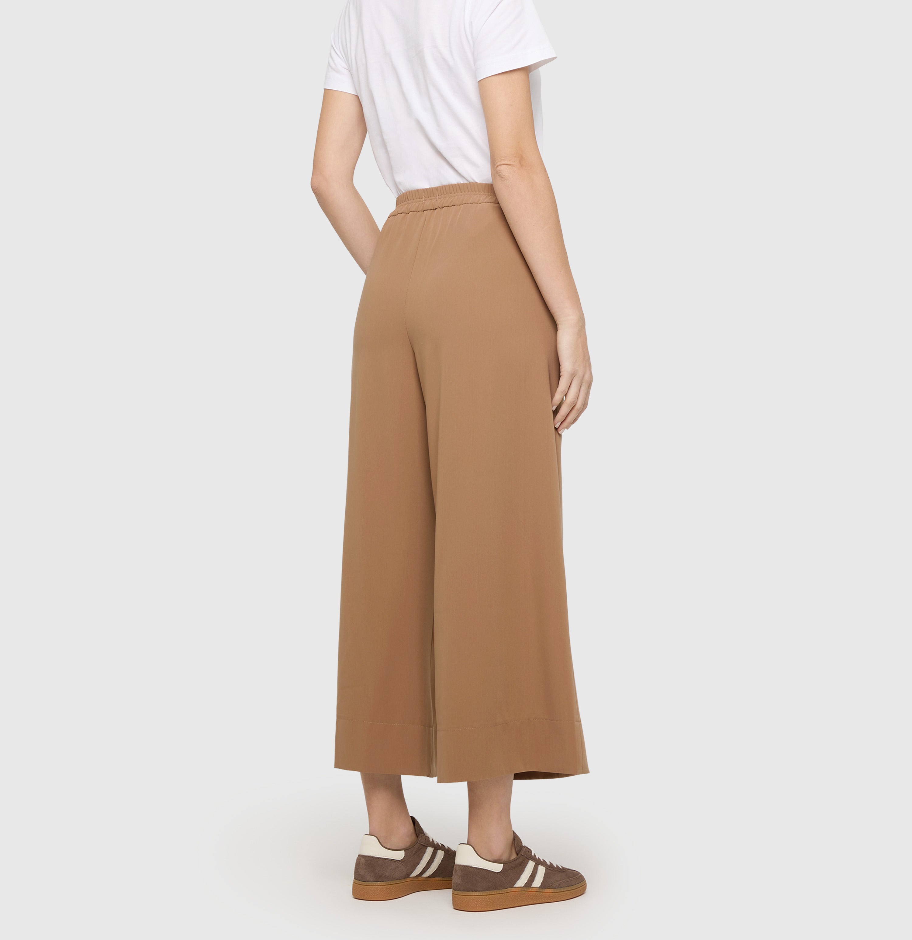 Culotte made of light floating crepe. | CORALIE cropped | light cognac | Back view of model
