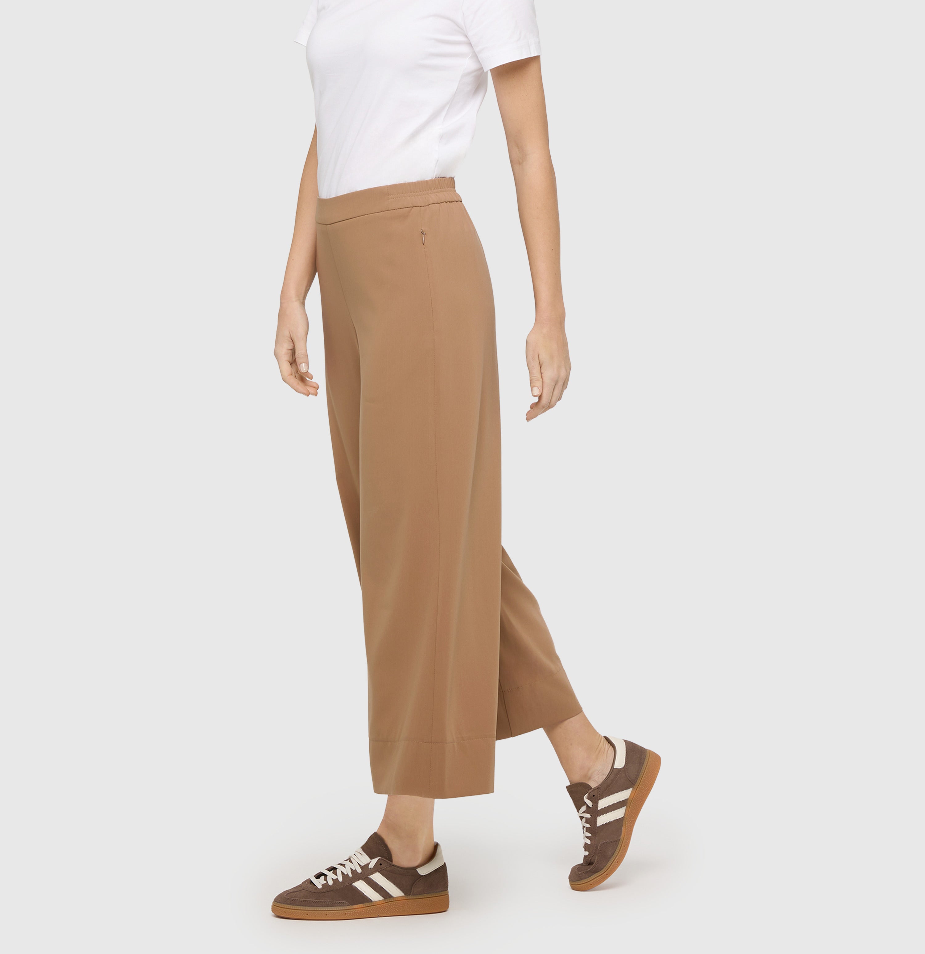 Culotte made of light floating crepe. | CORALIE cropped | light cognac | Side view of model