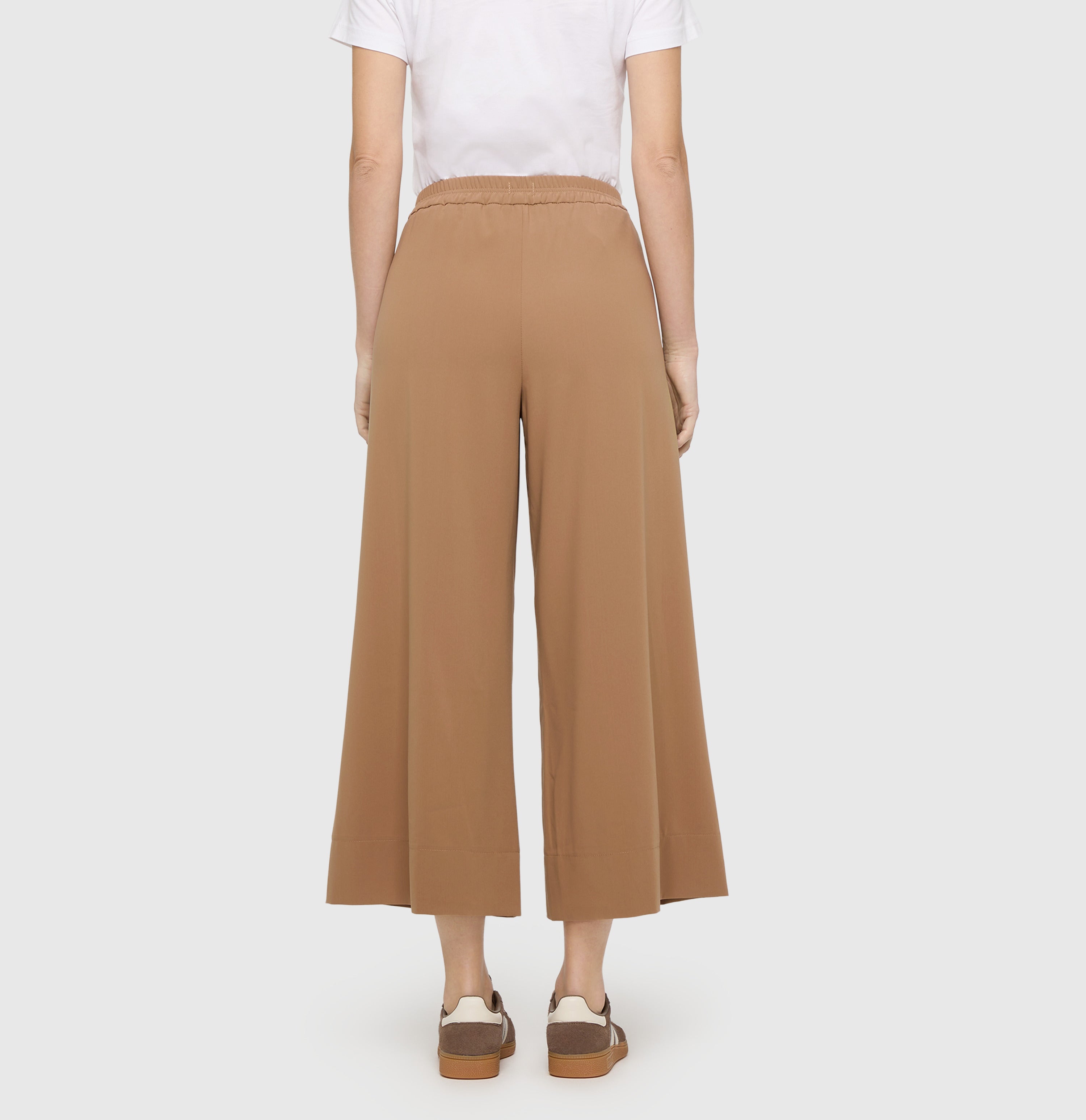 Culotte made of light floating crepe. | CORALIE cropped | light cognac | Detailed view 2 of model