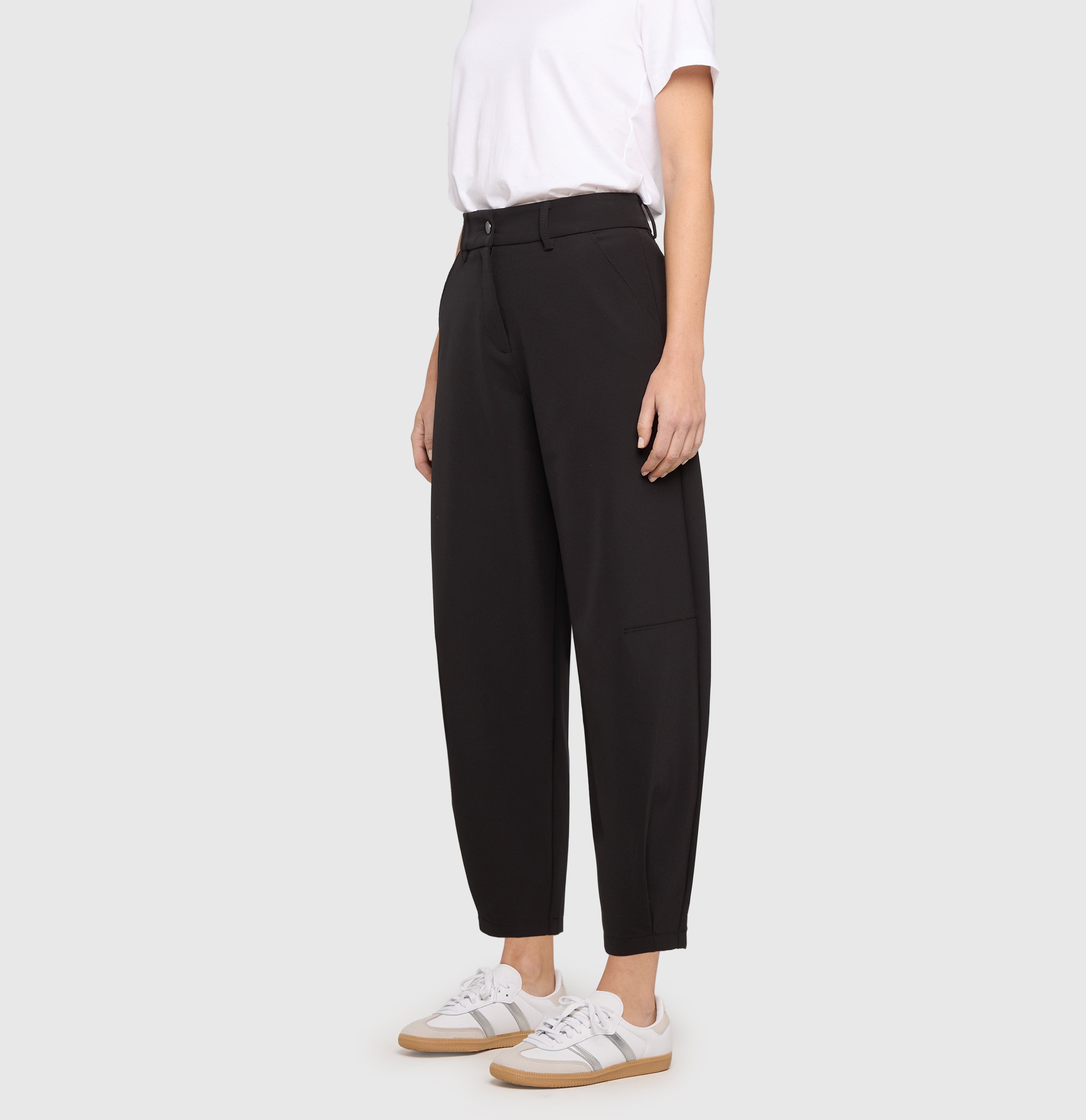Barrel trousers in an elastic techno material. | TILDA | black | Side view of model
