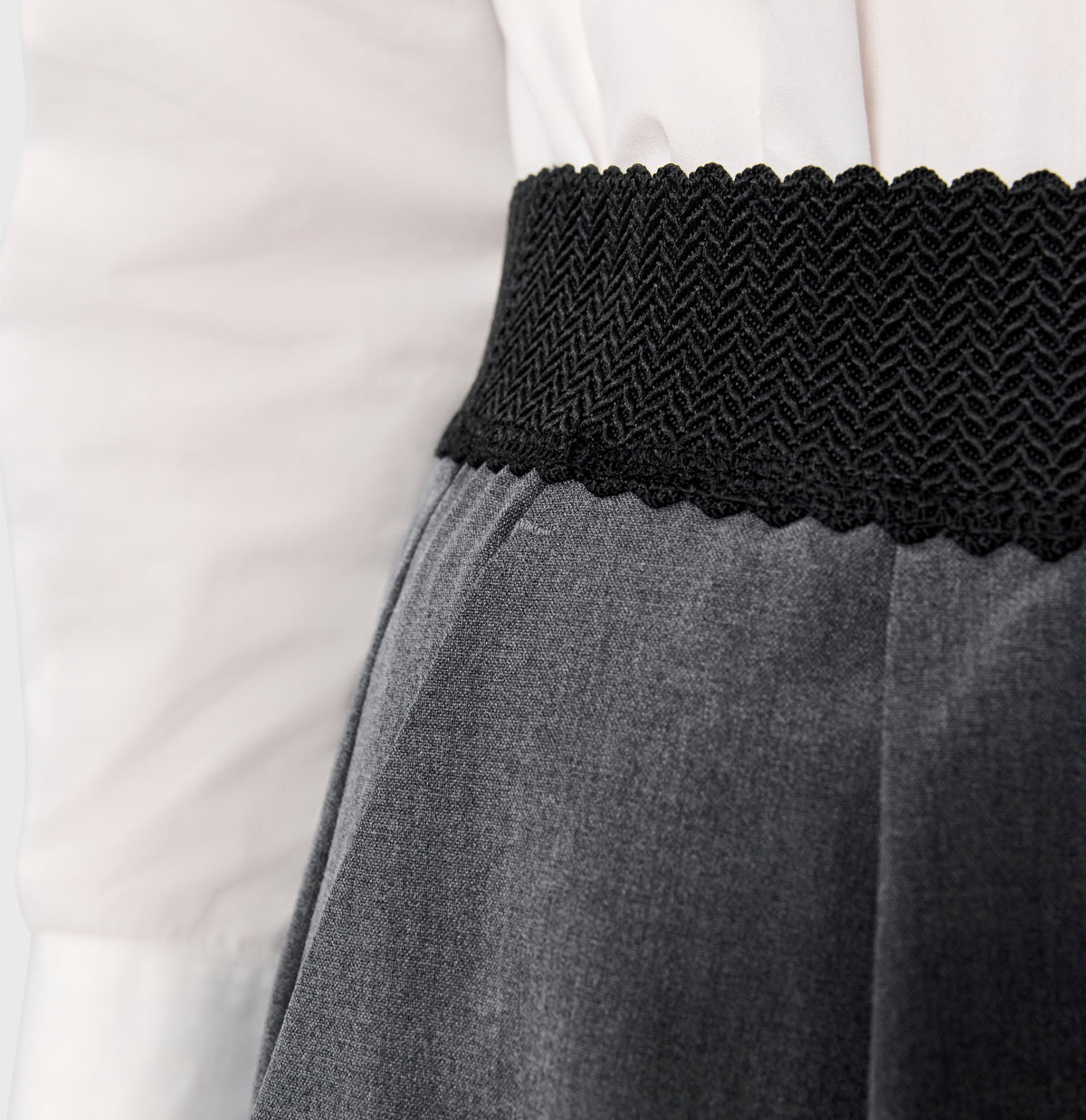 Chino in a light flannel material. | CHINO SMART | flannel melange | Detailed view 2 of model