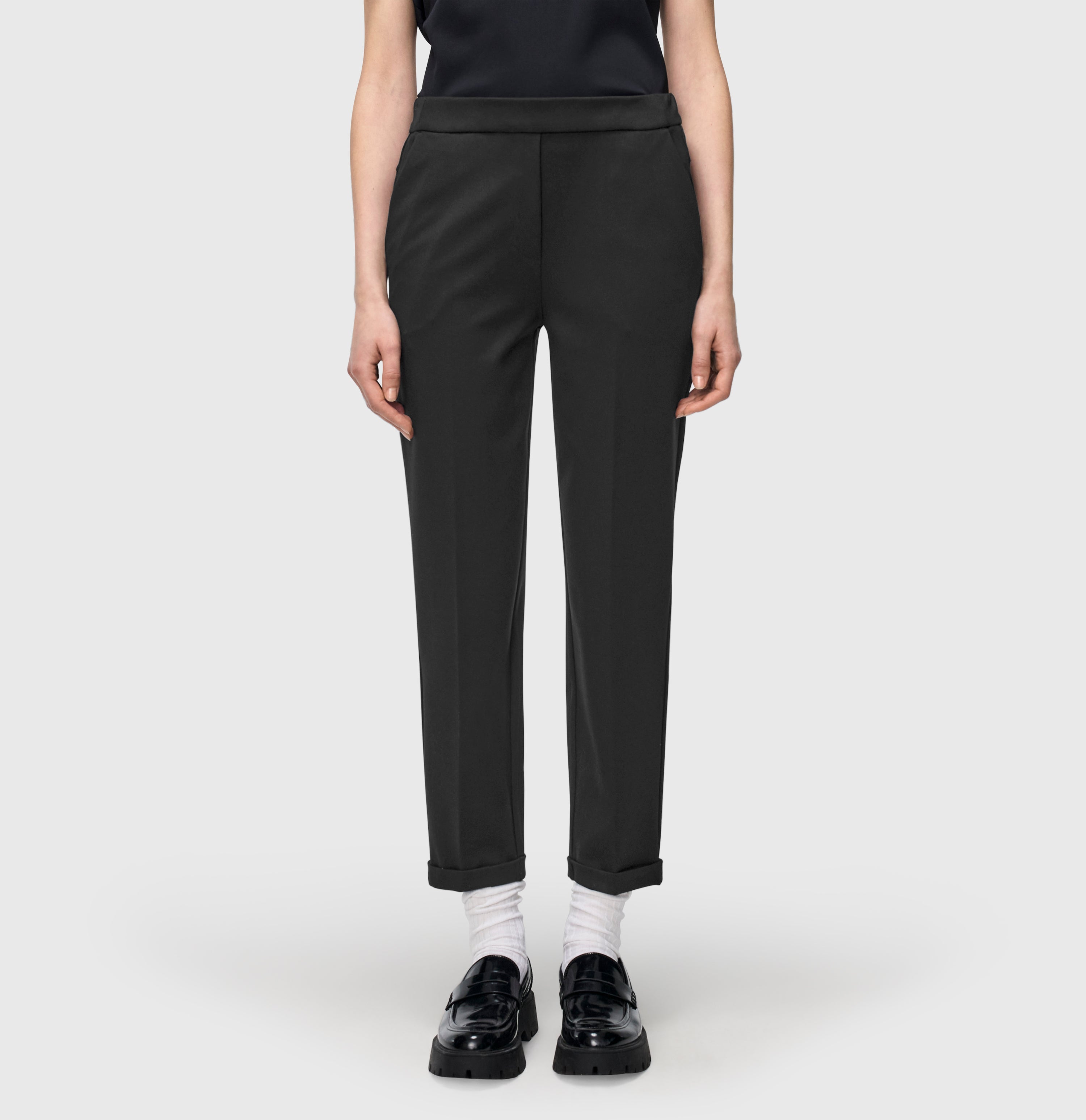 Slim, relaxed trousers made of light jersey. | CAMI | black | Side view of model