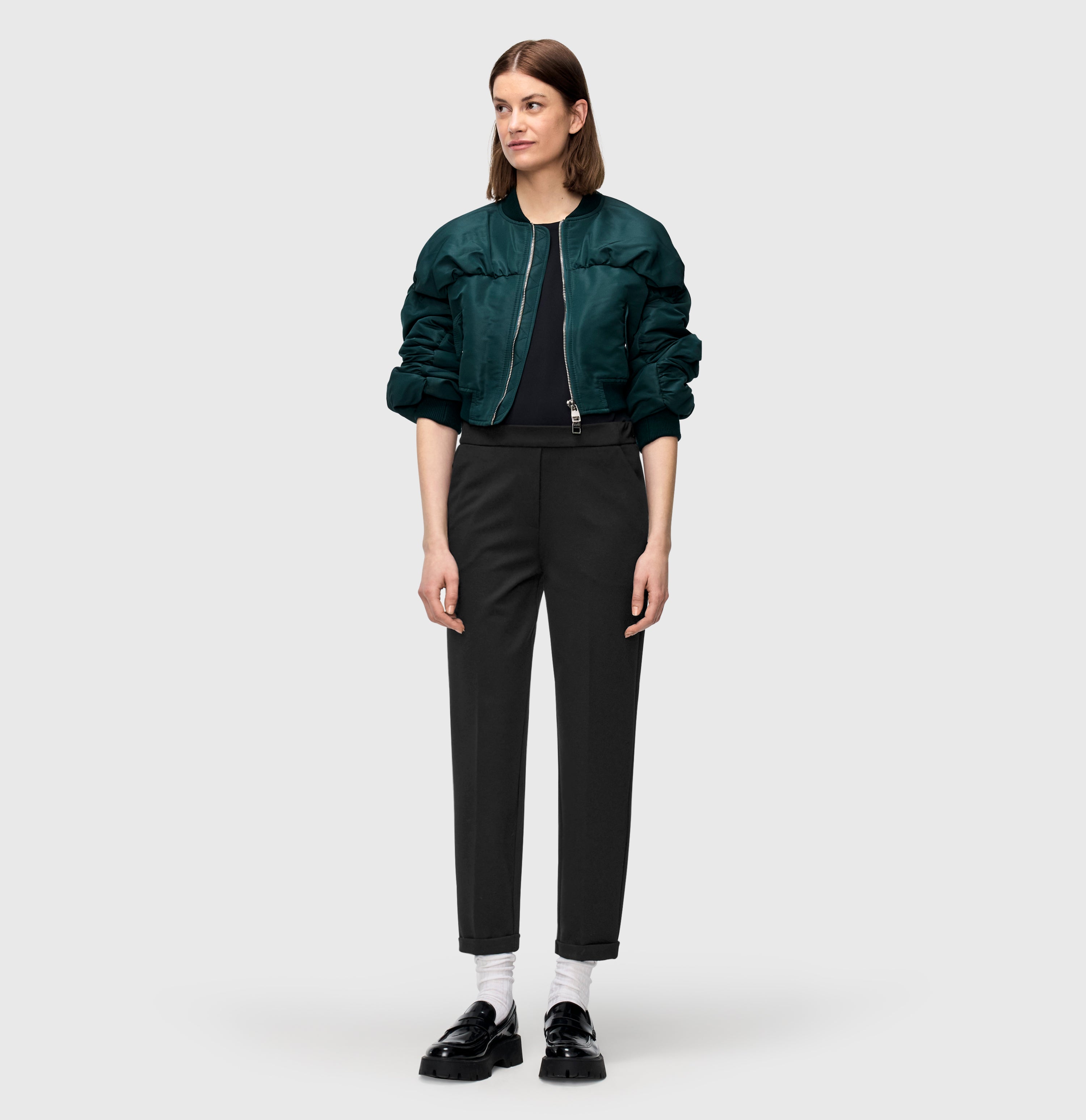 Slim, relaxed trousers made of light jersey. | CAMI | black | Full-body of model