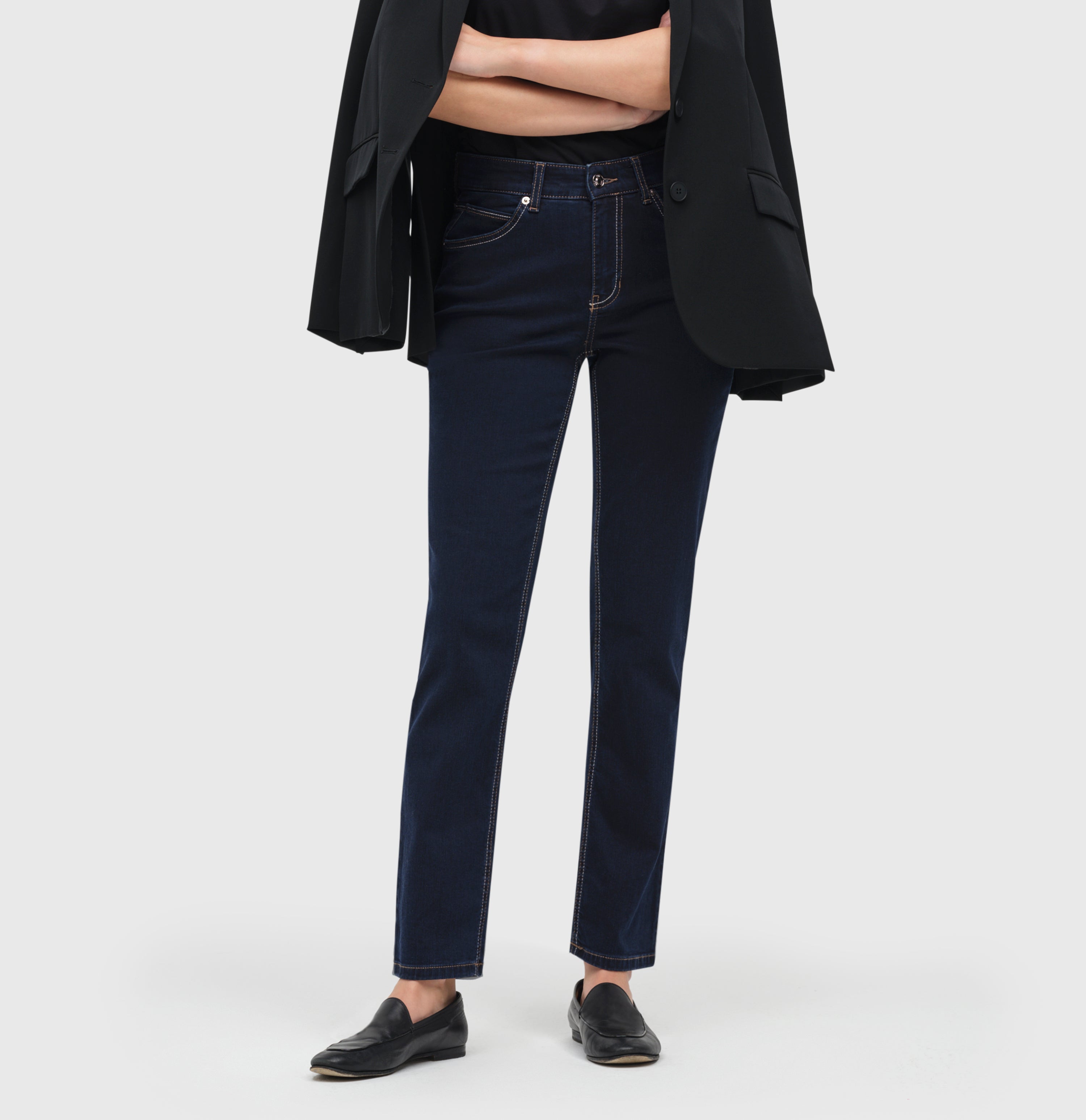 Comfortable straight jeans with a higher waist. | MELANIE | dark rinsewash | Side view of model