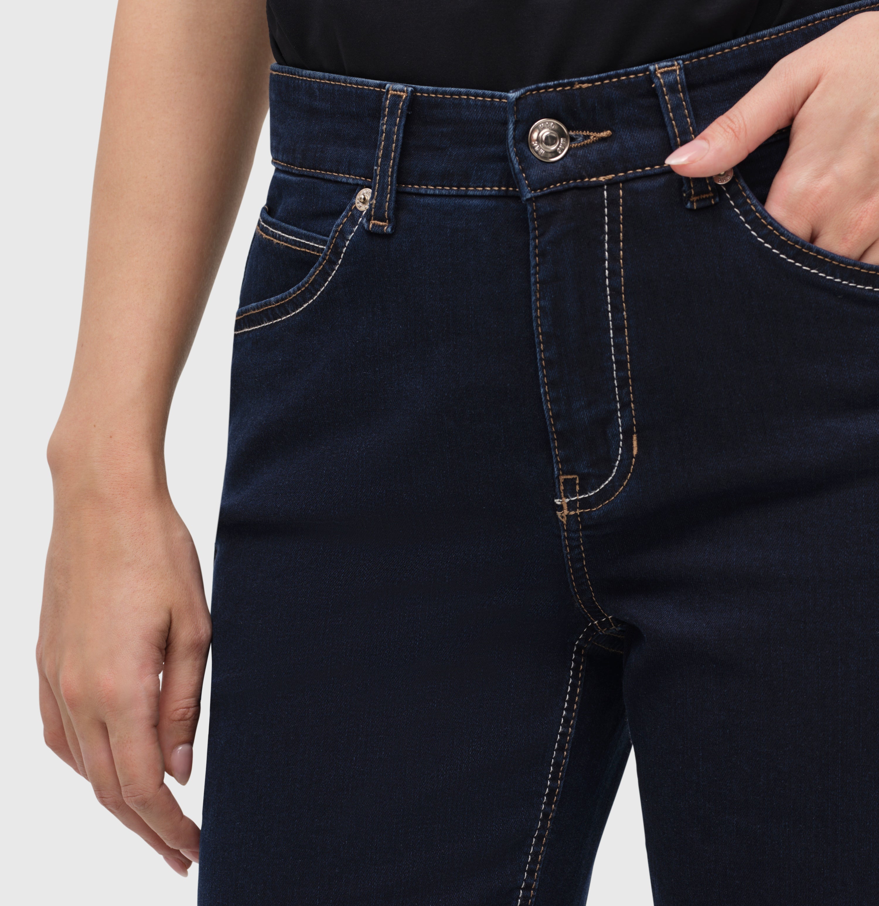 Comfortable straight jeans with a higher waist. | MELANIE | dark rinsewash | Detailed view 2 of model