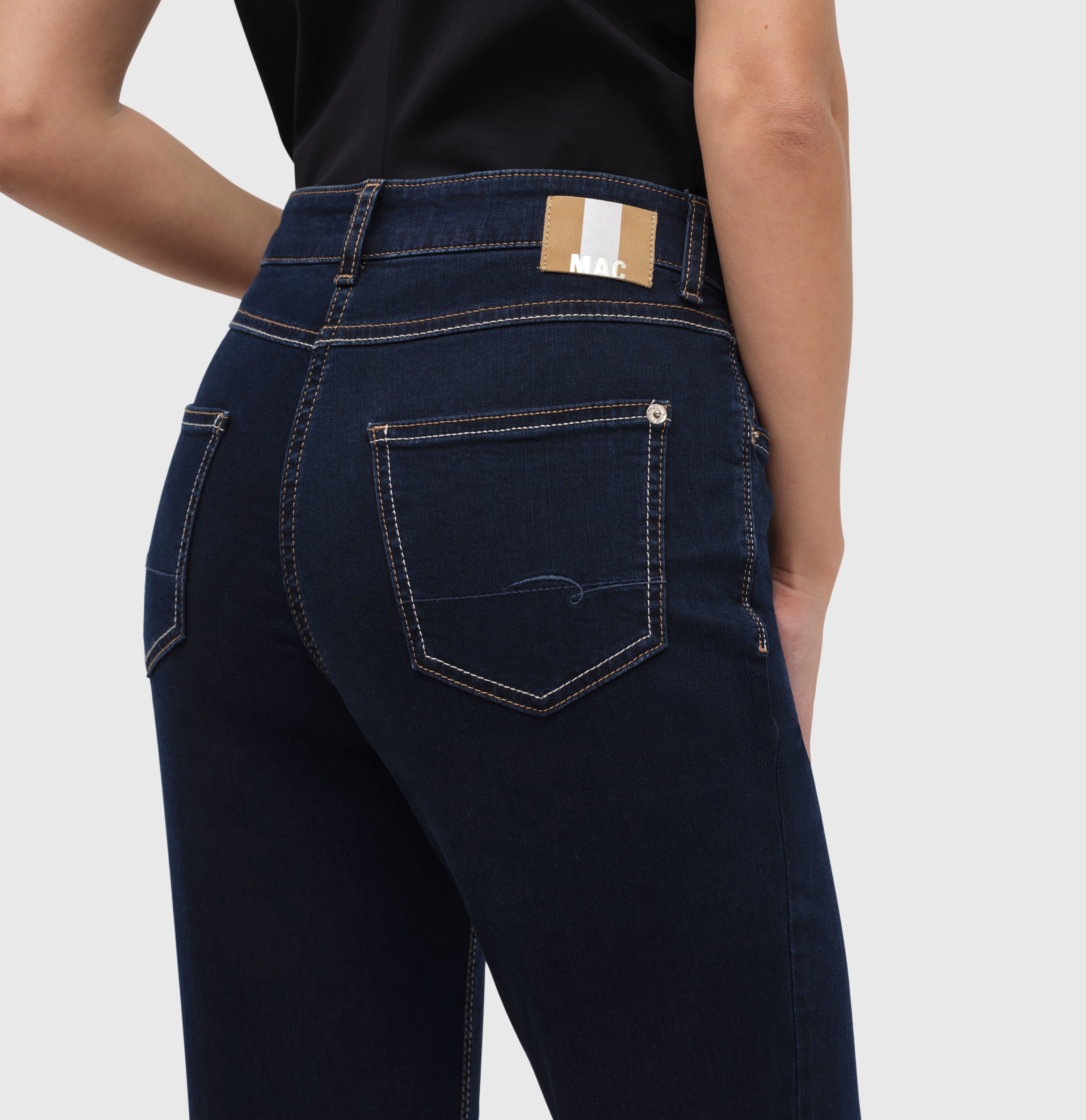Comfortable straight jeans with a higher waist. | MELANIE | dark rinsewash | Detailed view 3 of model